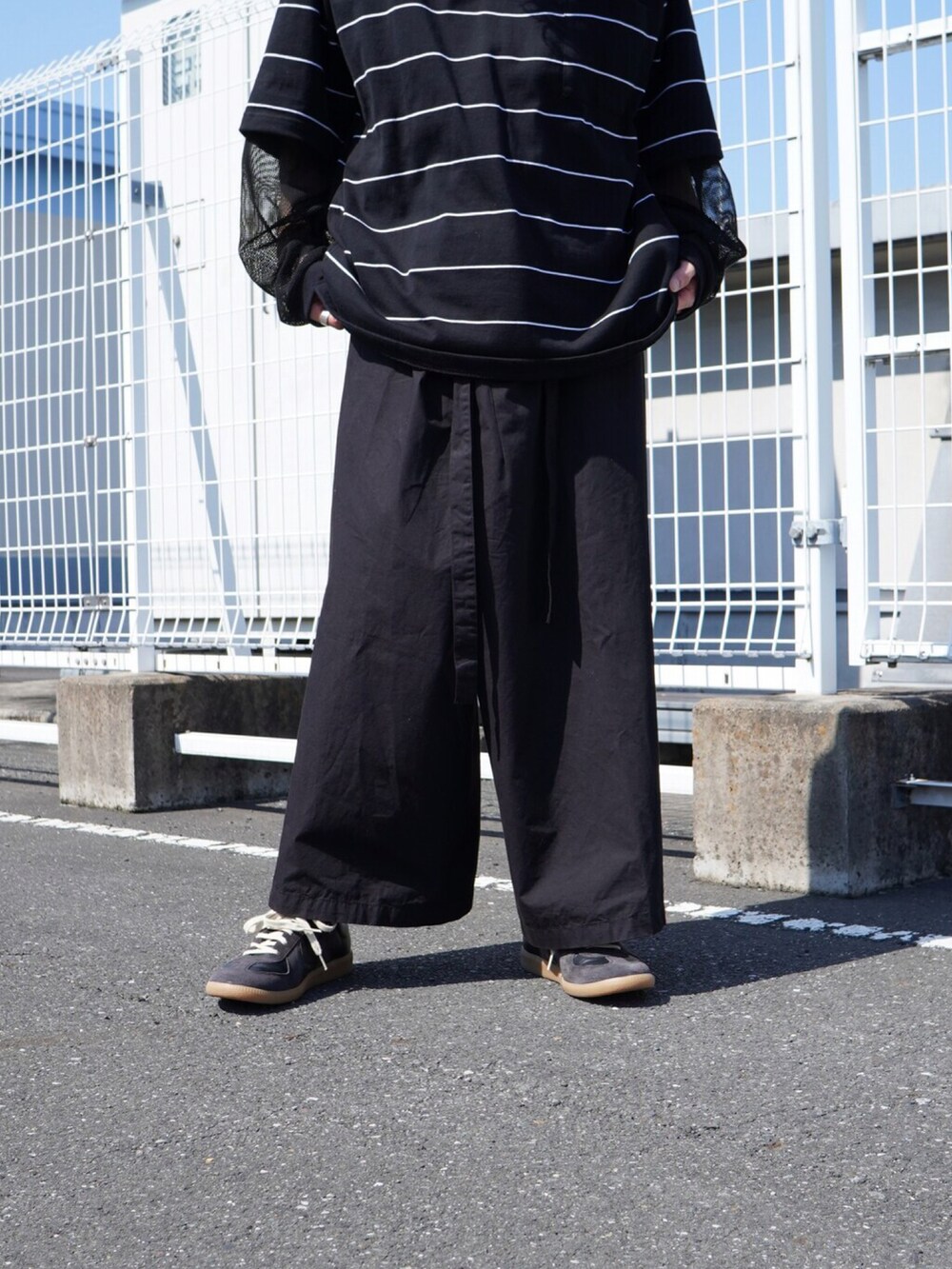 ブラック系のTシャツ/カットソー、ブラック系のTシャツ/カットソー、ブラック系のその他パンツを着用したメンズの春コーディネートの3枚目の写真