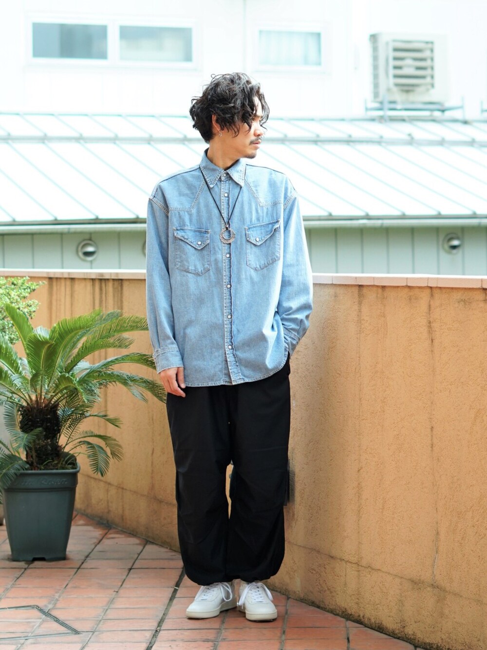 ブルー系のシャツ/ブラウスを着用したメンズの秋コーディネートの2枚目の写真