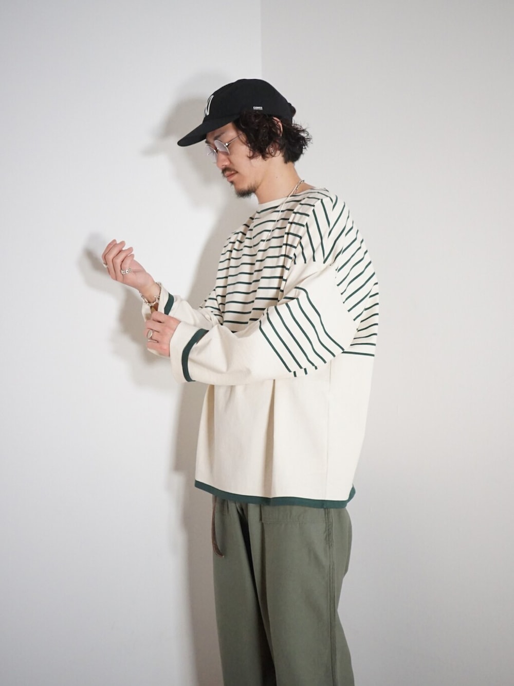 ホワイト系のTシャツ/カットソーを着用したメンズの冬コーディネートの3枚目の写真