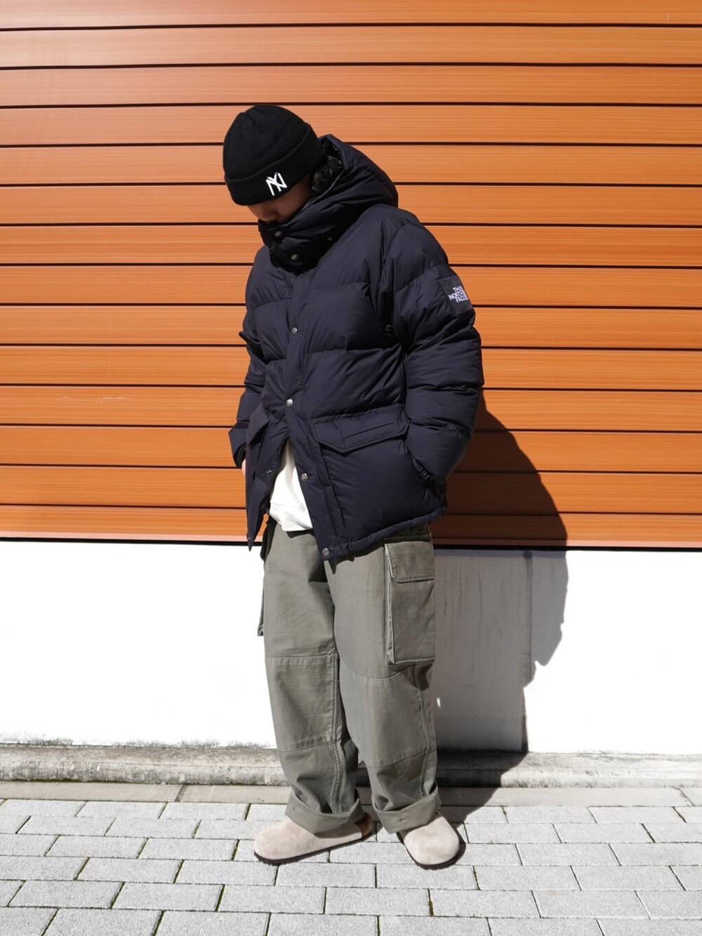 ブラック系のダウンジャケット/コート、ホワイト系のスウェット、その他のカーゴパンツを着用したメンズの秋コーディネートの2枚目の写真