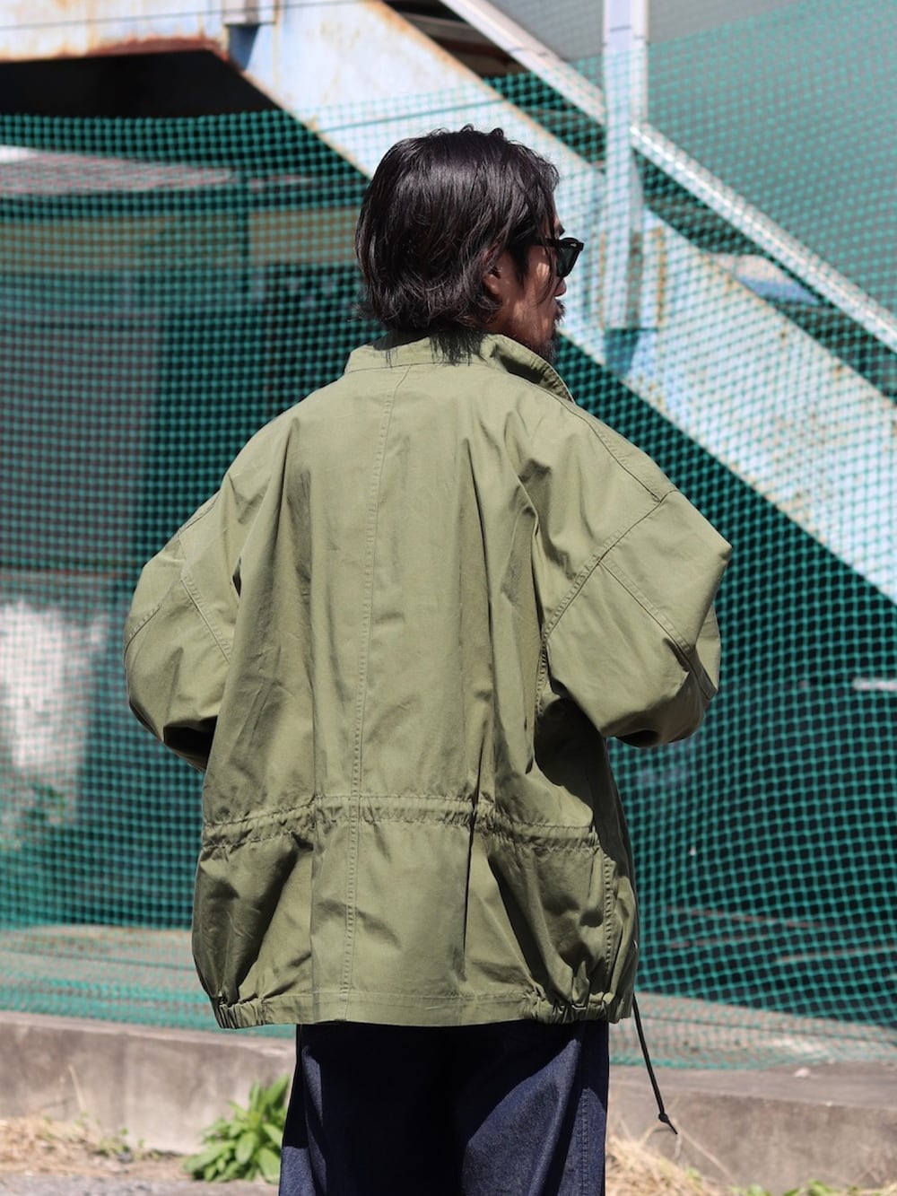 「休日スタイル、大人かわいい、春夏コーデ、ミリタリージャケット、デニムパンツ、marka」｜「markaのmarka / マーカ：SHORT MODS - organic cotton weather cloth -：M23A-01BL01C[COR]（ミリタリージャケット、グリーン系）」を使った、ARKnets STAFFさん（メンズ・175cm）の春コーディネートの3枚目の写真