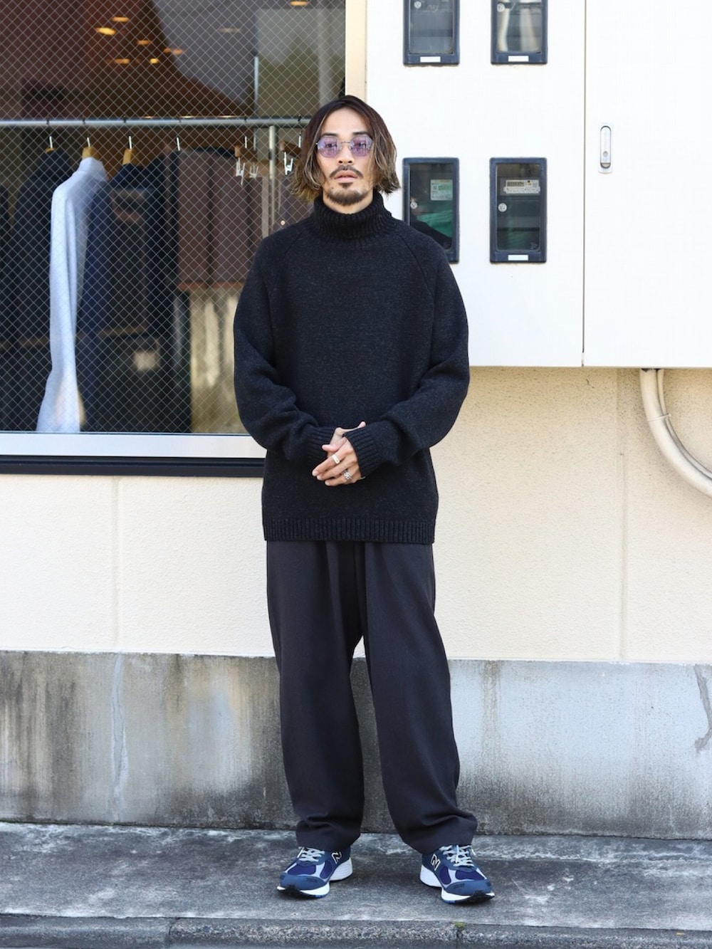 「オトナカジュアル、カジュアルコーデ、秋冬コーデ、シンプルスタイル、セットアップ、ノーカラージャケット、ニューバランス、スラックス、ニット、オールブラック、marka、PORT BY ARK」｜「markaのmarka / マーカ：FIELDMAN JACKET - wool×silk stripe -：M22C-02JK01C[COR]（ノーカラージャケット、グレー系）」を使った、ARKnets STAFFさん（メンズ・175cm）の秋コーディネートの3枚目の写真