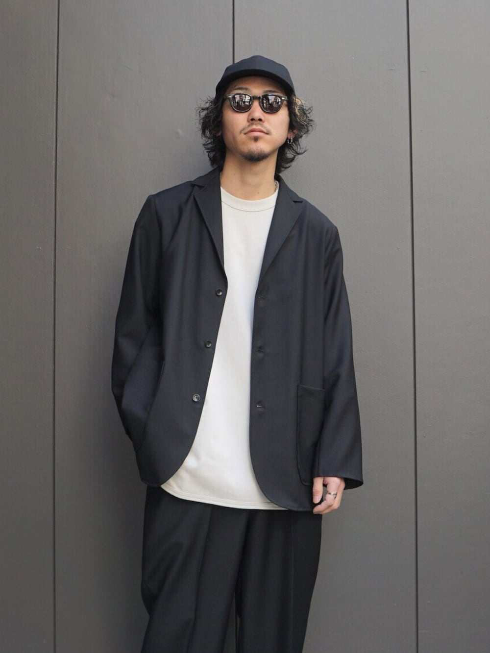 「オトナカジュアル、シンプル、春夏コーデ、キレイめ、ビッグシルエット、セットアップ、キャップ、スラックス、メガネ男子、サングラス」｜「markaのmarka / マーカ：S.B. SHIRT JACKET - ORGANIC WOOL MOHAIR TROPICAL -：M22A-10SH01C[COR]（テーラードジャケット、ブラック系）」を使った、ARKnets STAFFさん（メンズ・175cm）の春コーディネートの2枚目の写真