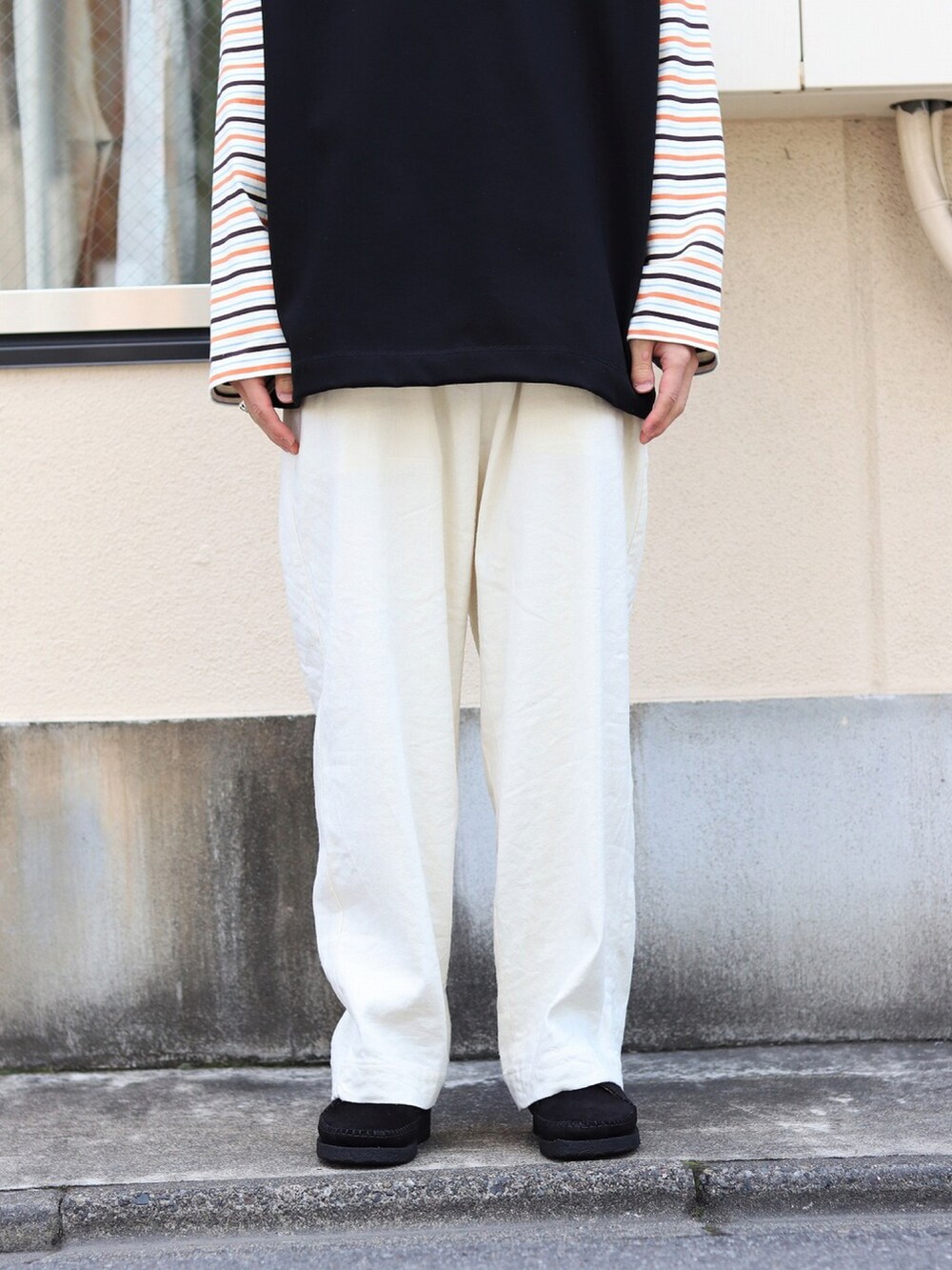 ブラック系のベスト、その他のTシャツ/カットソー、ホワイト系のその他パンツを着用したメンズの春コーディネートの3枚目の写真