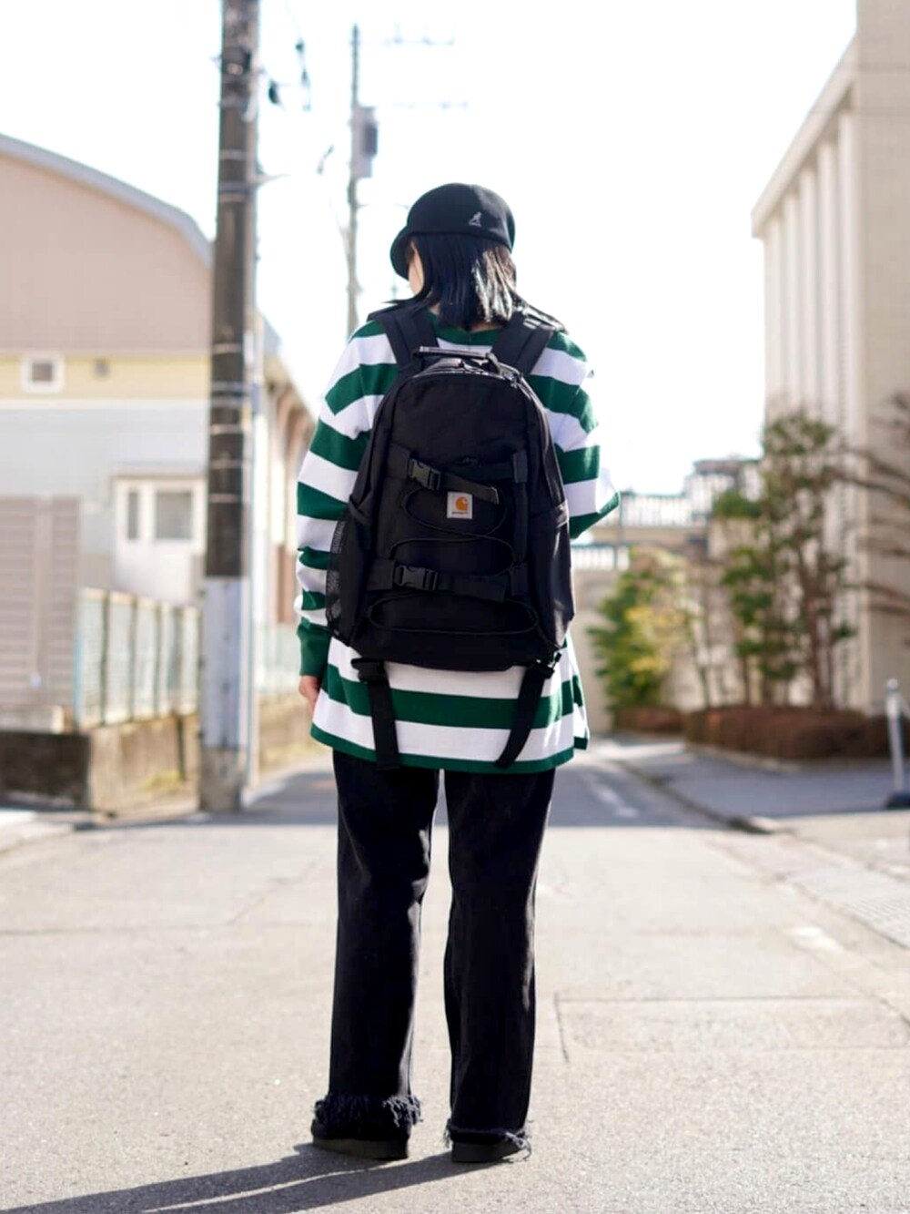 ブラック系のバックパック/リュックを着用したレディースの春コーディネートの3枚目の写真
