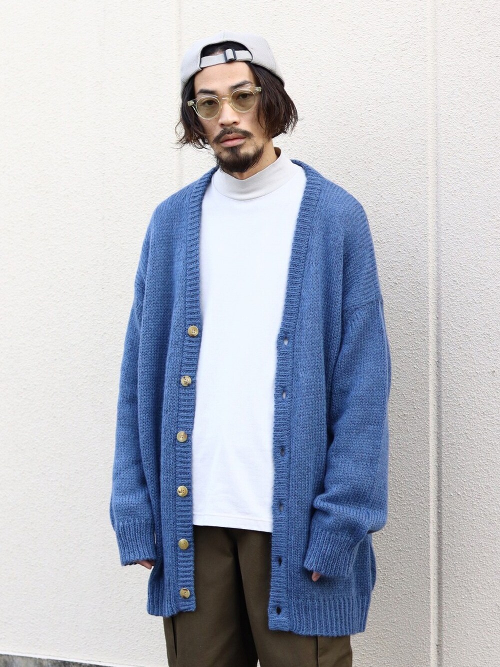 グレー系のニット/セーター、ブラック系のカーゴパンツ、ブルー系のカーディガン/ボレロを着用したメンズの冬コーディネートの2枚目の写真