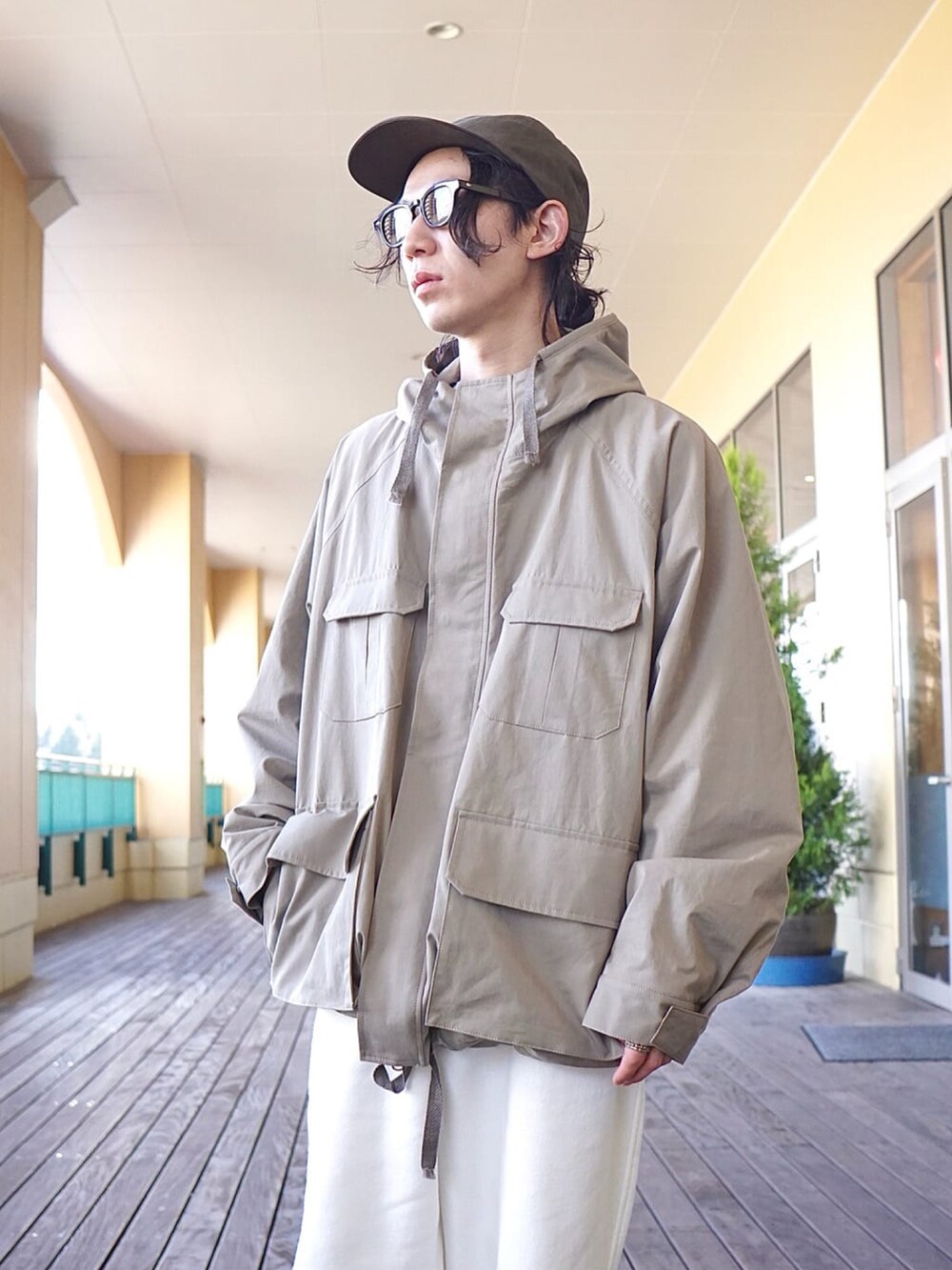 「スウェットパンツ、スウェット、マウンテンパーカー、ブーツ、REMI RELIEF、CAP、KIJIMA TAKAYUKI、スウェットコーデ、PORT BY ARK、REMI RELIEF NAVY LABEL」｜「PORT BY ARKのPORT BY ARK / ポートバイアーク：KIJIMA TAKAYUKI for PORT BY ARK 6 Panel Cap：PO10-C002[COR]（キャップ、グリーン系）」を使った、ARKnets STAFFさん（メンズ・168cm）の冬コーディネートの2枚目の写真