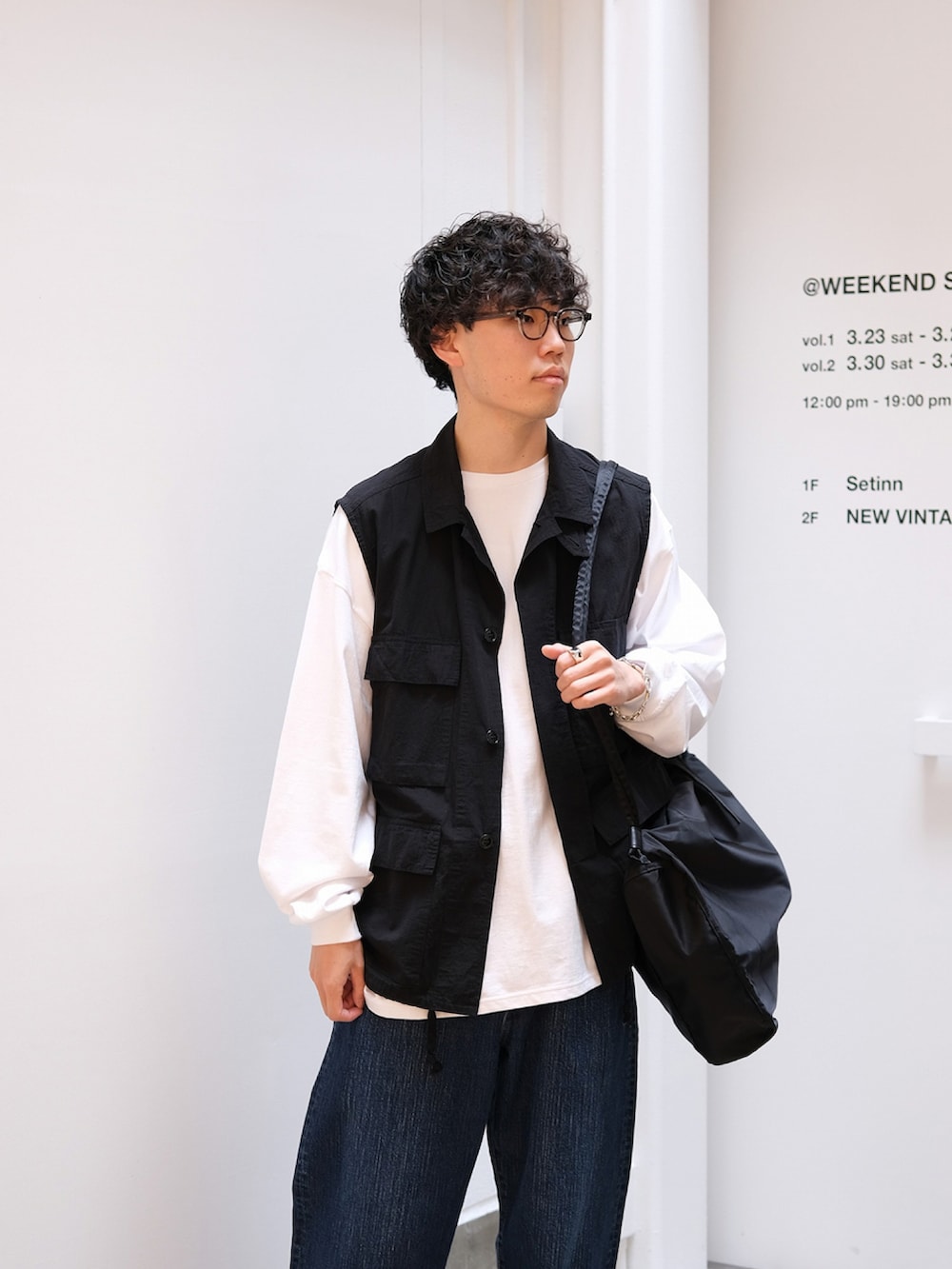 「今日のコーデ、パンツスタイル、春コーデ、シンプル、ベスト、デニム、スニーカー、marka、メガネ男子、ユーティリティ」｜「markaのmarka / マーカ：B.D.U VEST - TUMBLED ORGANIC COTTON POPLIN -：M24A-09BL01A[COR]（ベスト、ブラック系）」を使った、ARKnets STAFFさん（メンズ・176cm）の春コーディネートの2枚目の写真