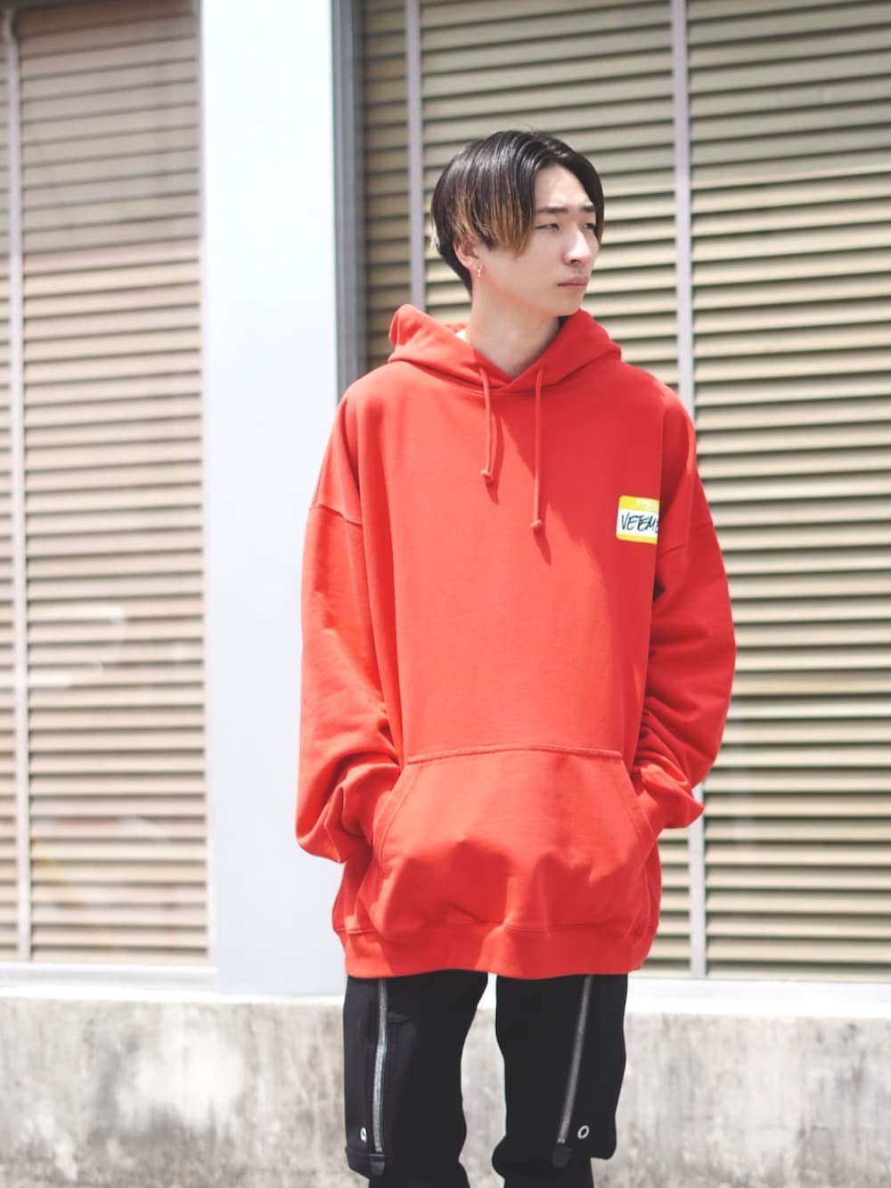 「ビッグシルエット、パーカー、レッド、大人カジュアル、モード、RICK OWENS、モードストリート、ハイブランド、vetements、ヴェトモン」｜「VETEMENTSのVETEMENTS / ヴェトモン：MY NAME IS VETEMENTS HOODIE：UA53HD180R[RIP]（パーカー、レッド系）」を使った、ARKnets STAFFさん（メンズ・183cm）の秋コーディネートの2枚目の写真
