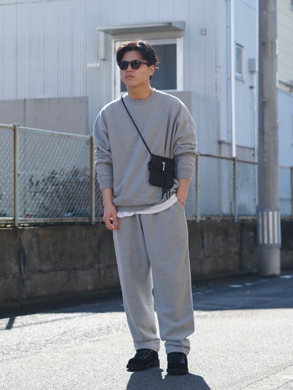 グレー系のシャツ/ブラウス、グレー系のスウェット、グレー系のスウェットを着用したメンズの春コーディネートの3枚目の写真
