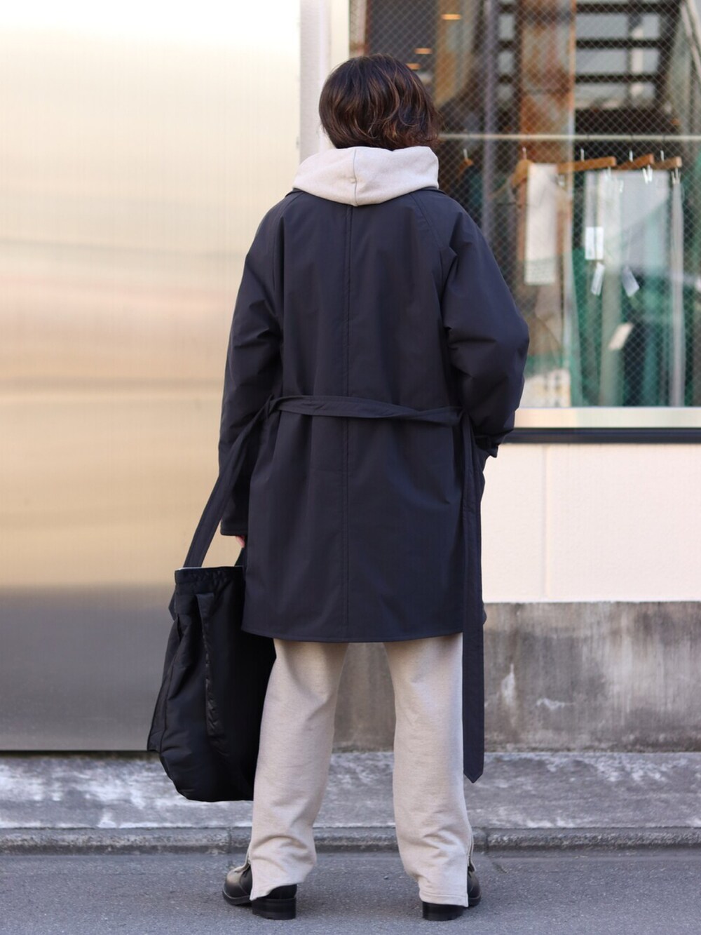 「秋冬コーデ、カジュアル、オーバーサイズ、コート、パーカー、スウェットパンツ、marka」｜「markaのmarka / マーカ：STUFFED SHAWL COLLAR COAT - ORGANIC COTTON/ POLYESTER WEATHER -：M21D-01CO01C[COR]（その他アウター、ブラック系）」を使った、ARKnets STAFFさん（メンズ・175cm）の冬コーディネートの2枚目の写真