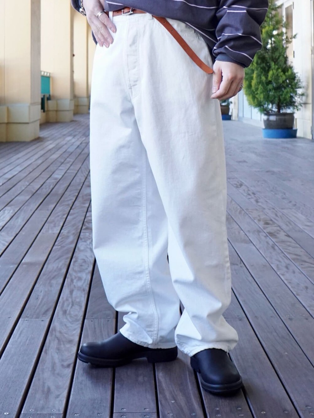 グレー系のTシャツ/カットソー、ホワイト系のデニムパンツを着用したメンズの春コーディネートの3枚目の写真