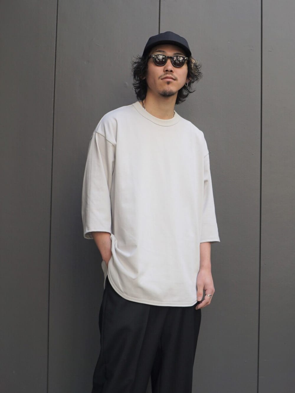 「オトナカジュアル、シンプル、春夏コーデ、キレイめ、ビッグシルエット、セットアップ、キャップ、スラックス、メガネ男子、サングラス」｜「markaのmarka / マーカ：S.B. SHIRT JACKET - ORGANIC WOOL MOHAIR TROPICAL -：M22A-10SH01C[COR]（テーラードジャケット、ブラック系）」を使った、ARKnets STAFFさん（メンズ・175cm）の春コーディネートの3枚目の写真