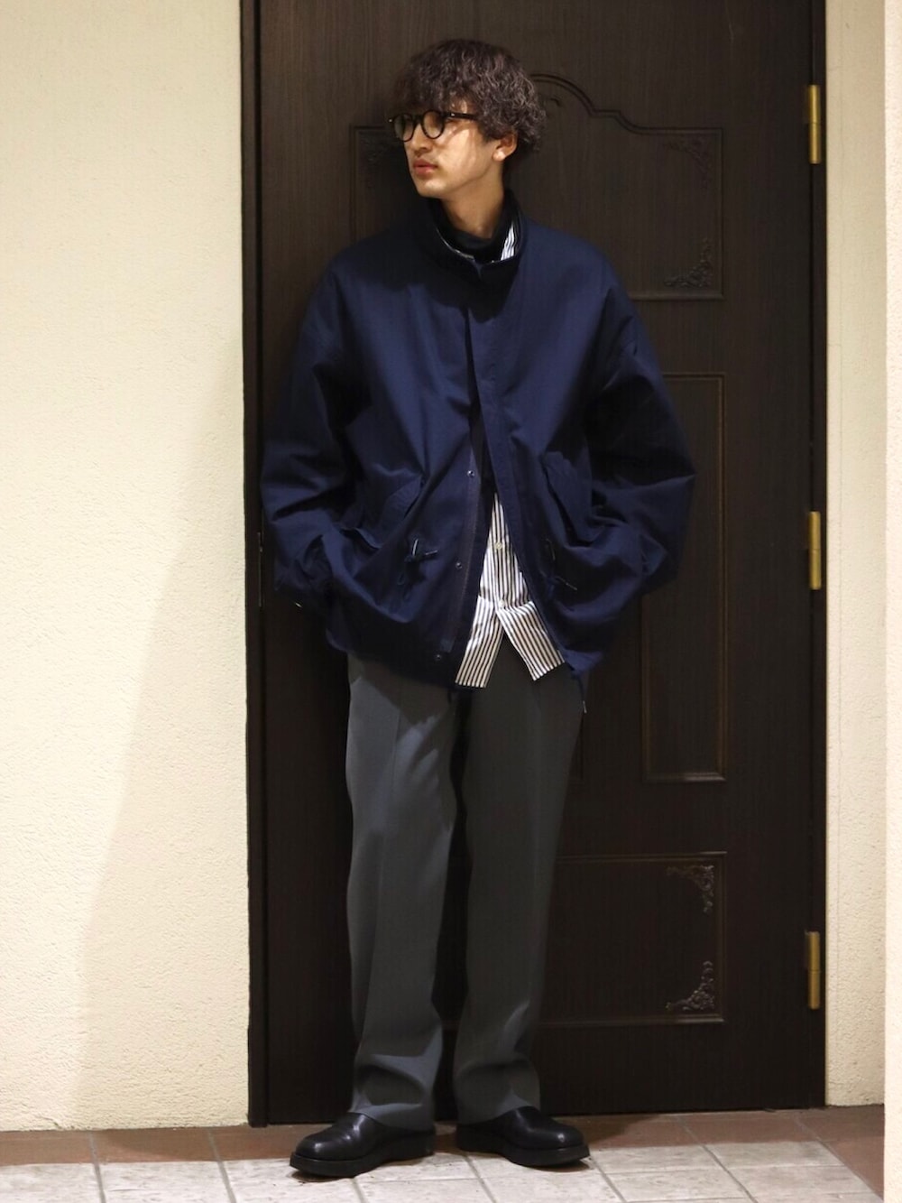 「AURALEE、marka、PORT BY ARK、長袖シャツ、ブルゾン、ミニタリージャケット、私の推しブランド、レザーシューズ」｜「markaのmarka / マーカ：SHORT MODS - ORGANIC COTTON WEATHER CLOTH -：M22A-01BL01C[COR]（ミリタリージャケット、ブルー系）」を使った、ARKnets STAFFさん（メンズ・181cm）の冬コーディネートの2枚目の写真