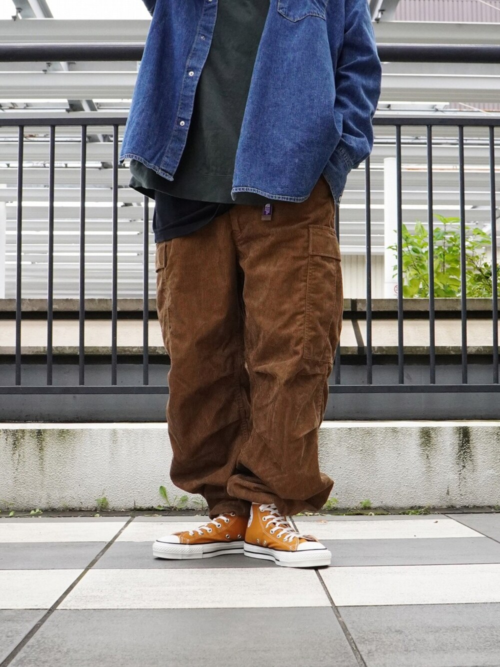 ブルー系のシャツ/ブラウス、ブラウン系のカーゴパンツ、グリーン系のTシャツ/カットソーを着用したメンズの冬コーディネートの2枚目の写真