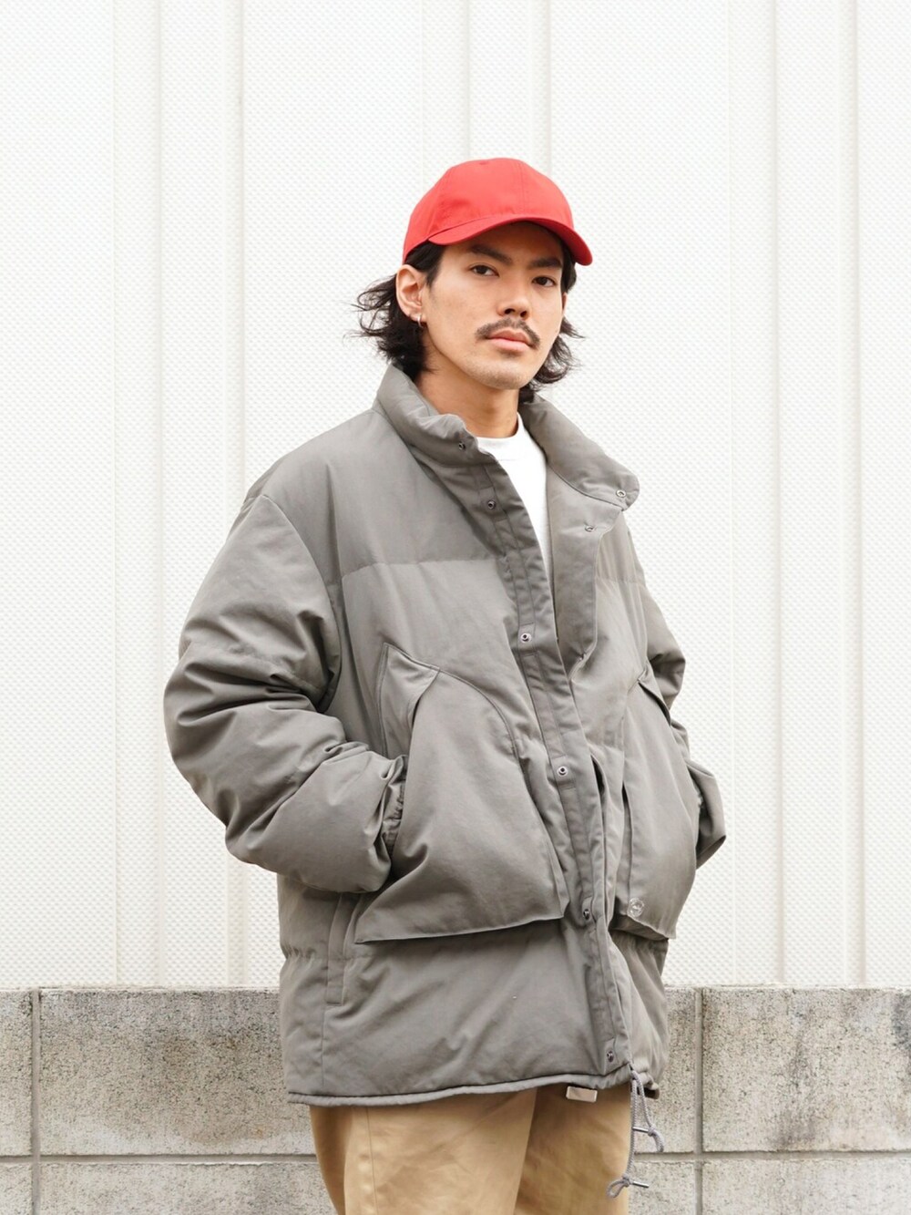 「スウェット、ダウンジャケット、赤、REMI RELIEF NAVY LABEL、snow peak、orslow、RED WING、キャップ、きれいめカジュアル、ブーツ、私の推しブランド、カジュアルコーデ、冬コーデ、冬アウター、スウェットコーデ」｜「REMI RELIEF NAVY LABELの起毛裏毛クルー（スウェット、ホワイト系）」を使った、ARKnets STAFFさん（メンズ・172cm）の冬コーディネートの2枚目の写真