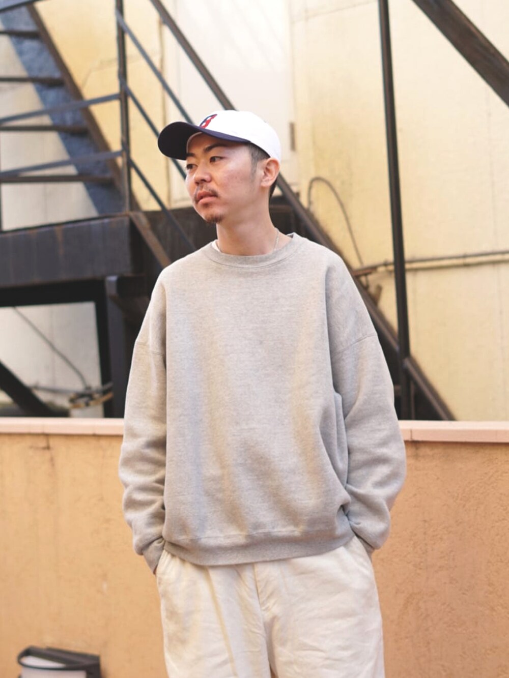 「スウェット、セットアップ、ホワイト、ワントーンコーデ、REMI RELIEF、CAP、ストリート、ホワイトパンツ、blackeyepatch、REMI RELIEF NAVY LABEL」｜「markaのアイテム（ブルゾン、ホワイト系）」を使った、ARKnets STAFFさん（メンズ・178cm）の冬コーディネートの3枚目の写真