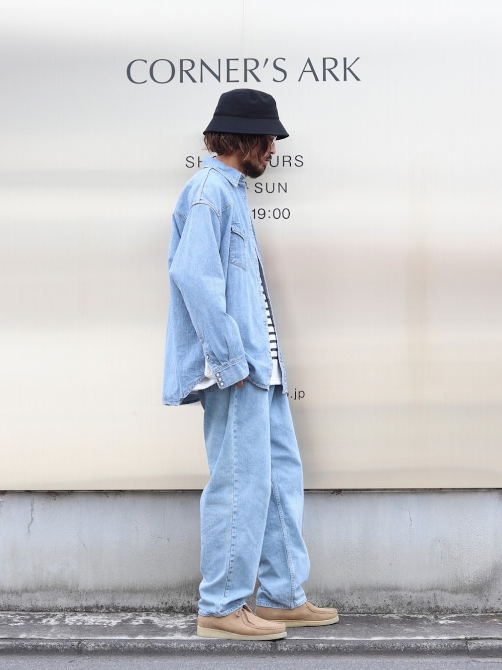 ブルー系のシャツ/ブラウス、ブルー系のデニムパンツを着用したメンズの秋コーディネートの2枚目の写真