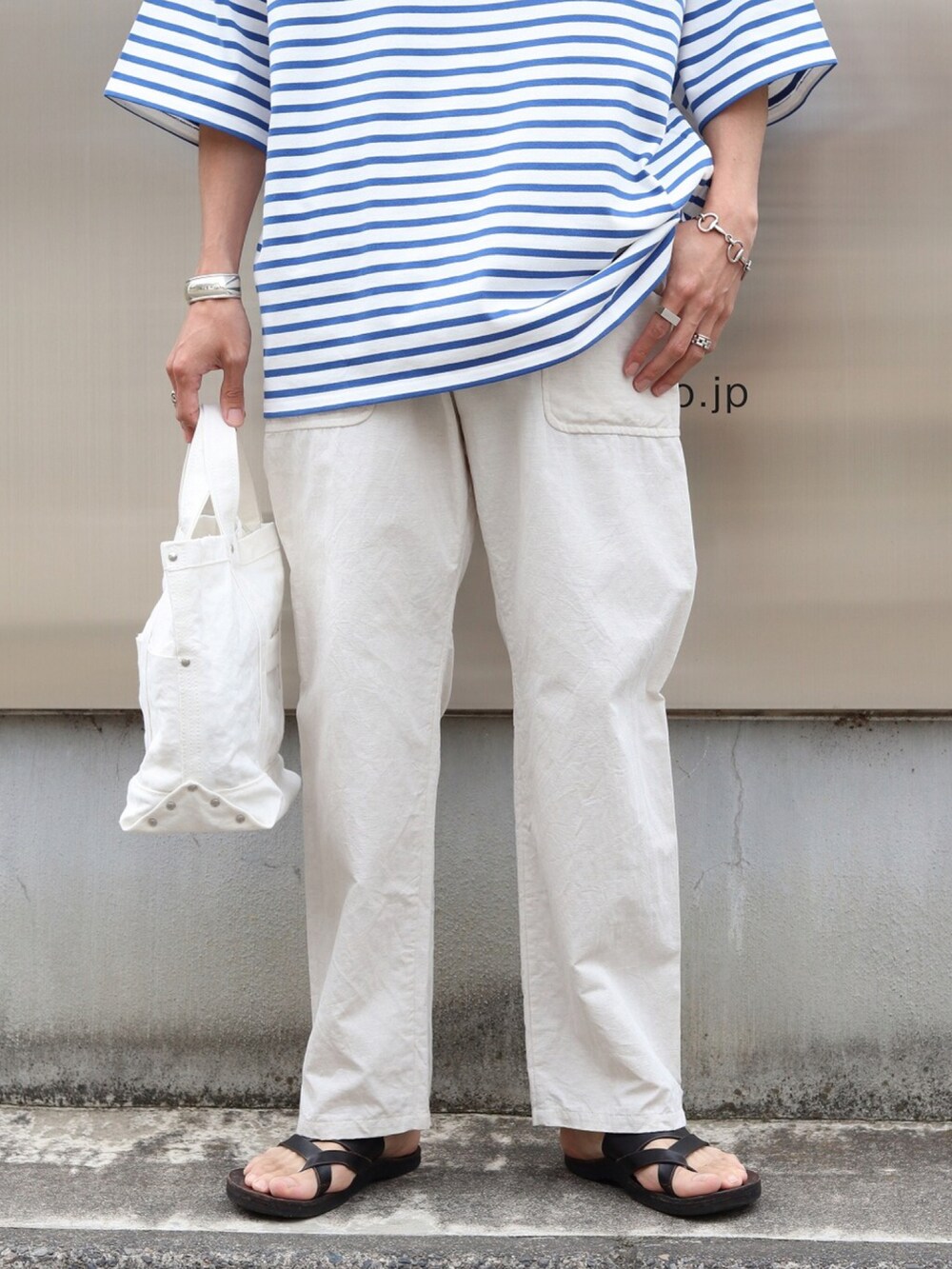 ホワイト系のTシャツ/カットソー、ホワイト系のその他パンツ、ホワイト系のトートバッグを着用したメンズの夏コーディネートの4枚目の写真
