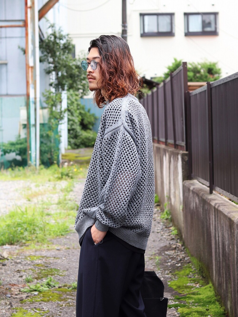 「夏コーデ、シンプルコーデ、リラックススタイル、ボリューム袖、ショルダーバッグ、marka、yoke、YAECA」｜「markaのmarka / マーカ：COCOON FIT EASY PANTS - 2/90 wool tropical -：M22B-04PT01C[COR]（スラックス、グレー系）」を使った、ARKnets STAFFさん（メンズ・173cm）の夏コーディネートの2枚目の写真