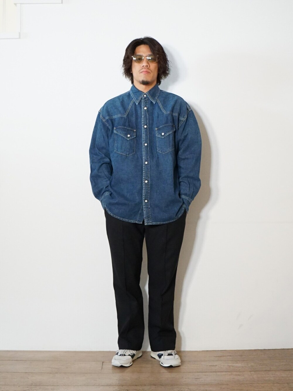 「REMI RELIEF NAVY LABEL、THE NORTH FACE、New Balance、THE NORTH FACE PURPLE LABEL、BALLAST ARK、デニムシャツ、スニーカー、ニューバランス、ノースフェイス、ナイロンジャケット、秋冬コーデ、スニーカーコーデ」｜「THE NORTH FACEのアイテム（ナイロンジャケット、ブラウン系）」を使った、ARKnets STAFFさん（メンズ・170cm）の秋コーディネートの3枚目の写真