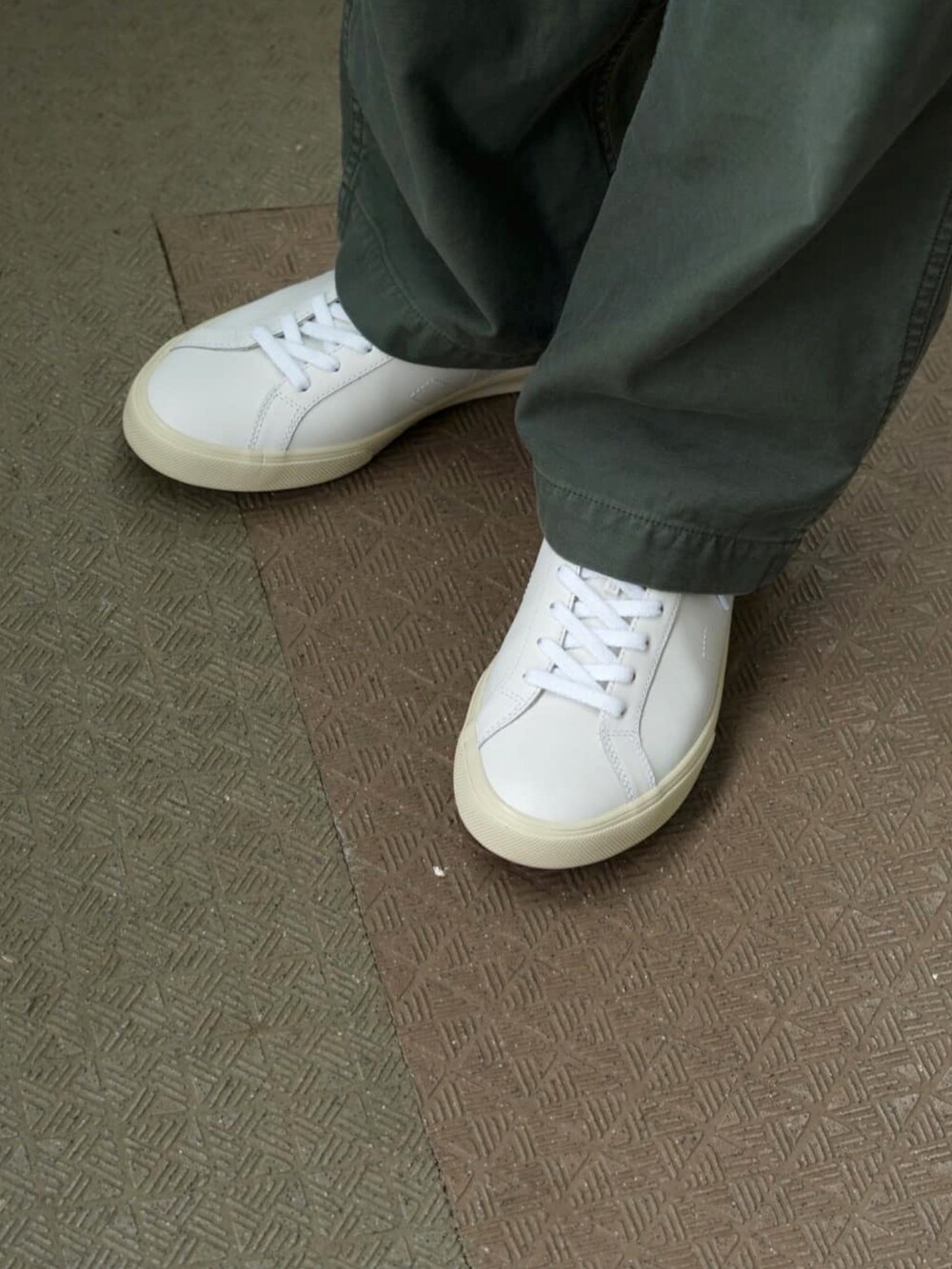 グリーン系のその他パンツ、グリーン系のその他パンツを着用したメンズの夏コーディネートの2枚目の写真