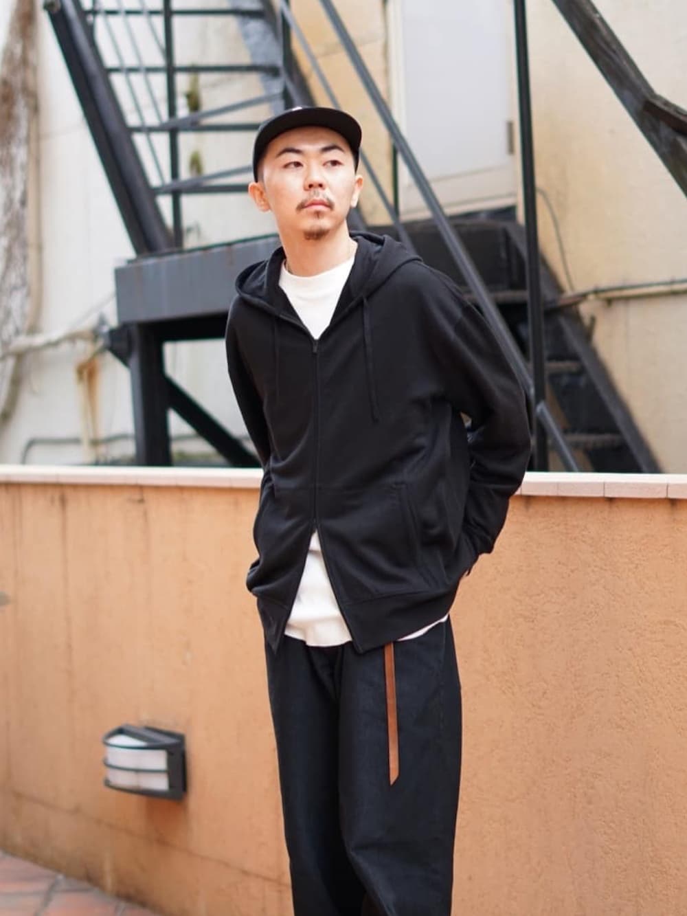 「REMI RELIEF、キャップ、CAP、デニムシャツ、RED WING、ブラックデニム、黒デニム、icebreaker、CIOTA、REMI RELIEF NAVY LABEL」｜「ICEBREAKERのアイテム（パーカー、ブラック系）」を使った、ARKnets STAFFさん（メンズ・178cm）の春コーディネートの2枚目の写真