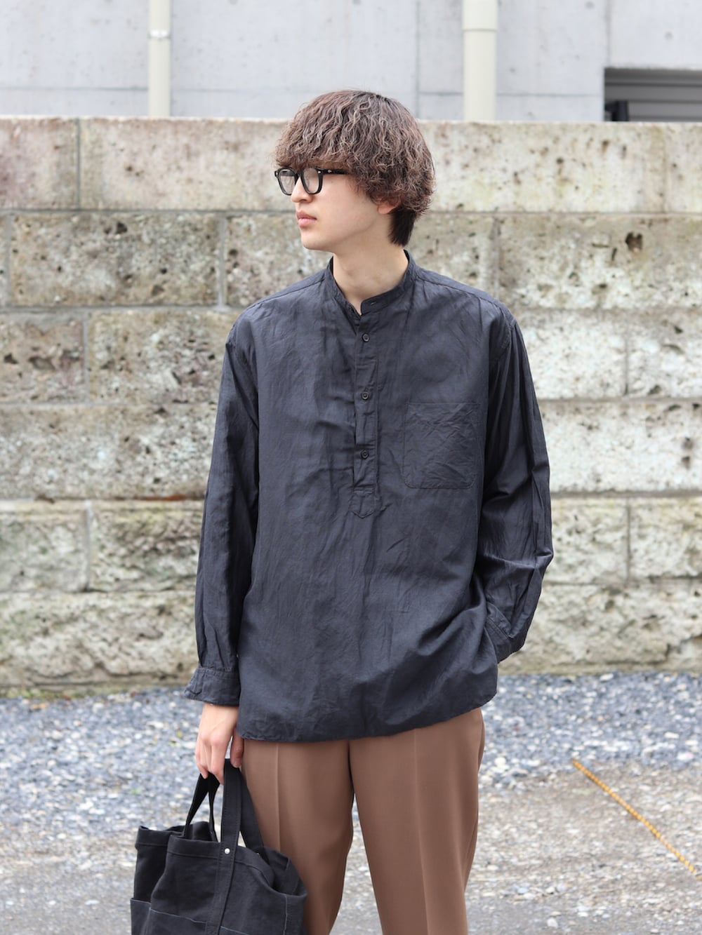 ブラック系のベスト、グレー系のシャツ/ブラウス、グリーン系のシャツ/ブラウスを着用したメンズの春コーディネートの2枚目の写真