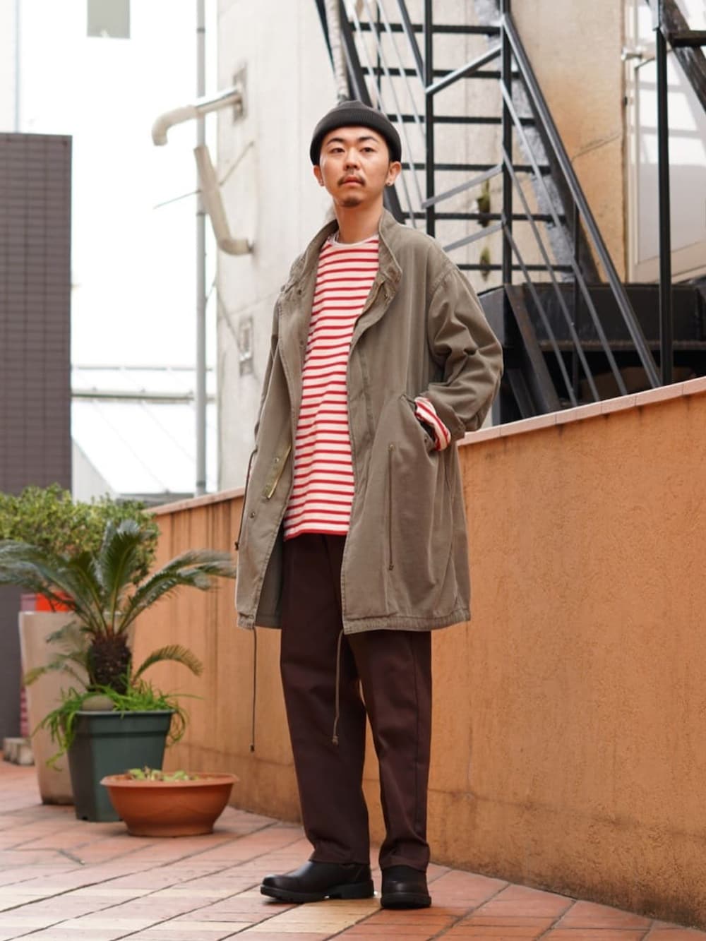 「ミリタリー、ボーダー、REMI RELIEF、ロンT、orcival、ボーダートップス、赤ボーダー、crepuscule、CIOTA、REMI RELIEF NAVY LABEL」｜「crepusculeのアイテム（ニットキャップ/ビーニー、ブラック系）」を使った、ARKnets STAFFさん（メンズ・178cm）の春コーディネートの2枚目の写真