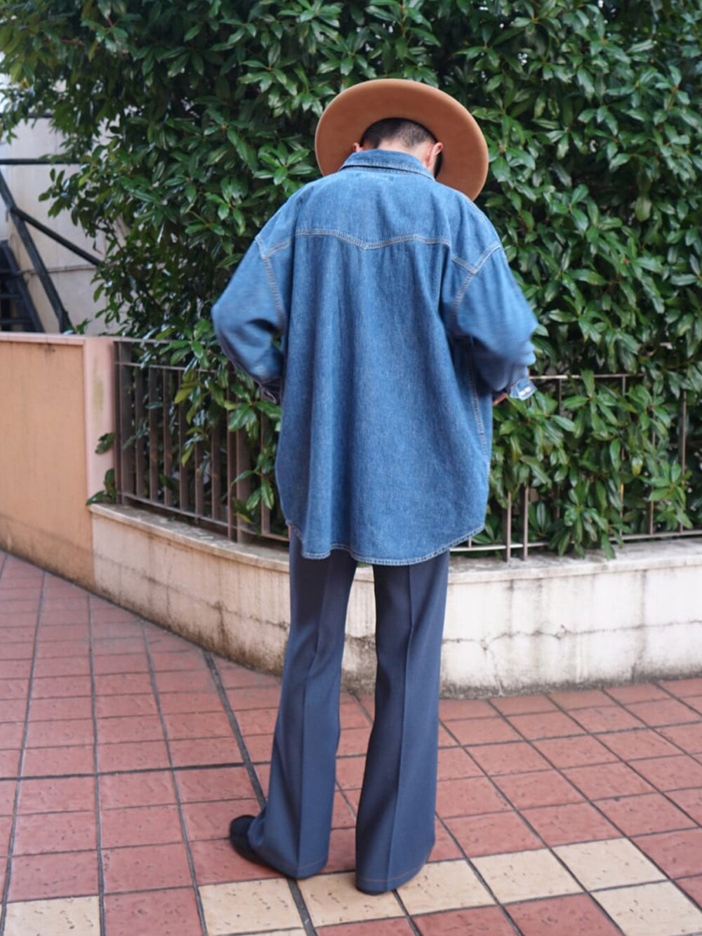 「古着、カラーパンツ、REMI RELIEF、デニムシャツ、JACKSON MATISSE、clarks、ヒッピー、LARRY SMITH、DAIRIKU、REMI RELIEF NAVY LABEL」｜「REMI RELIEF NAVY LABELのデニムシャツ（シャツ/ブラウス、ブルー系）」を使った、ARKnets STAFFさん（メンズ・178cm）の春コーディネートの2枚目の写真