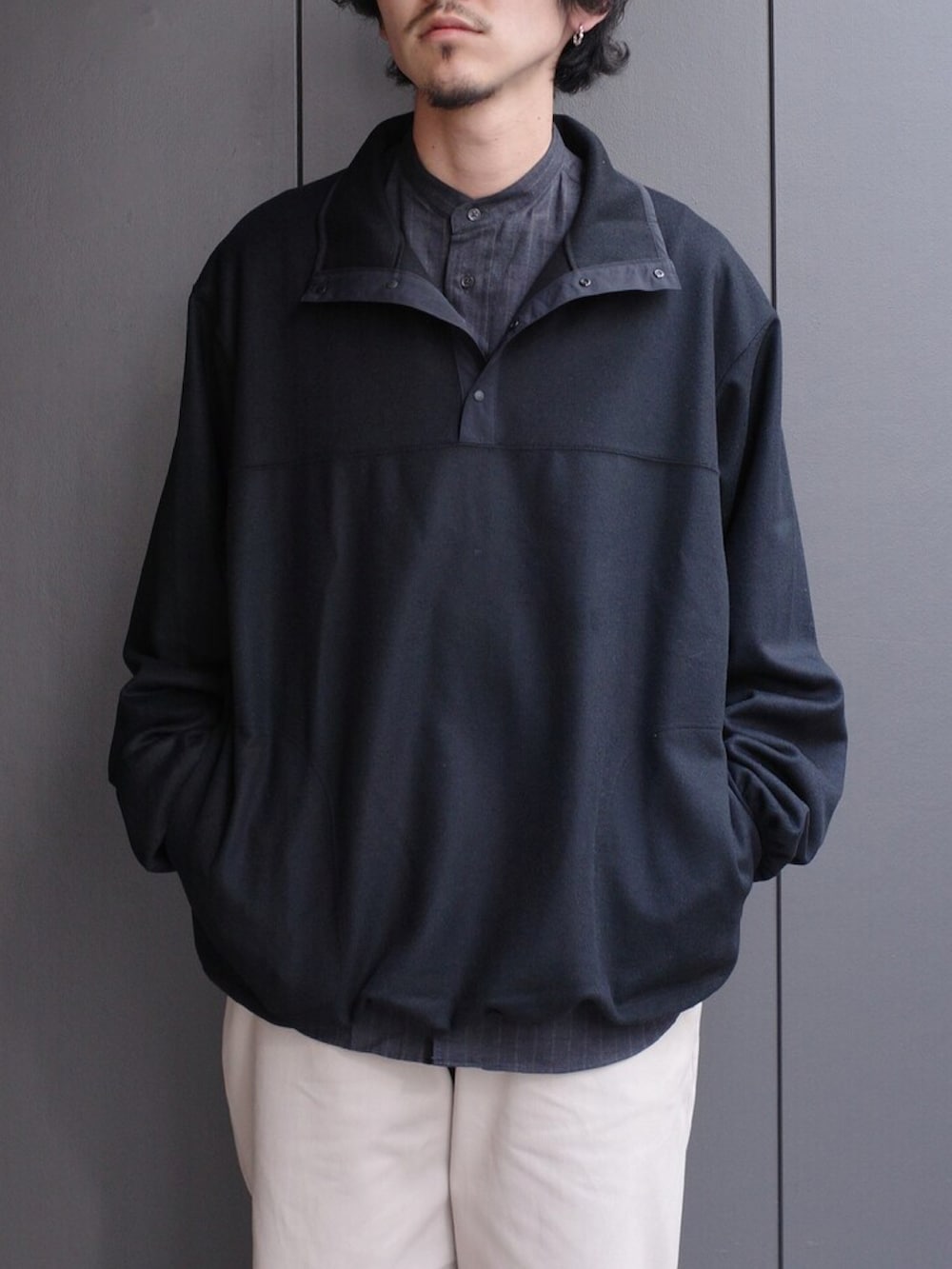 ブラック系のその他トップス、グレー系のシャツ/ブラウス、ベージュ系のその他パンツを着用したメンズの秋コーディネートの2枚目の写真