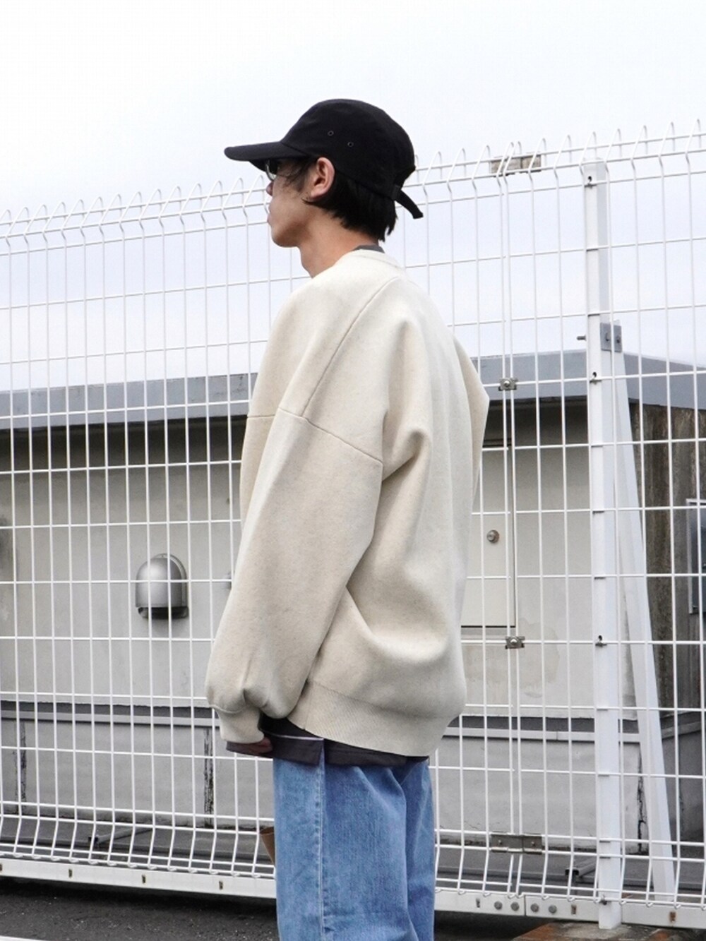 ホワイト系のスウェット、グレー系のTシャツ/カットソー、ブラウン系のトートバッグを着用したメンズの春コーディネートの2枚目の写真