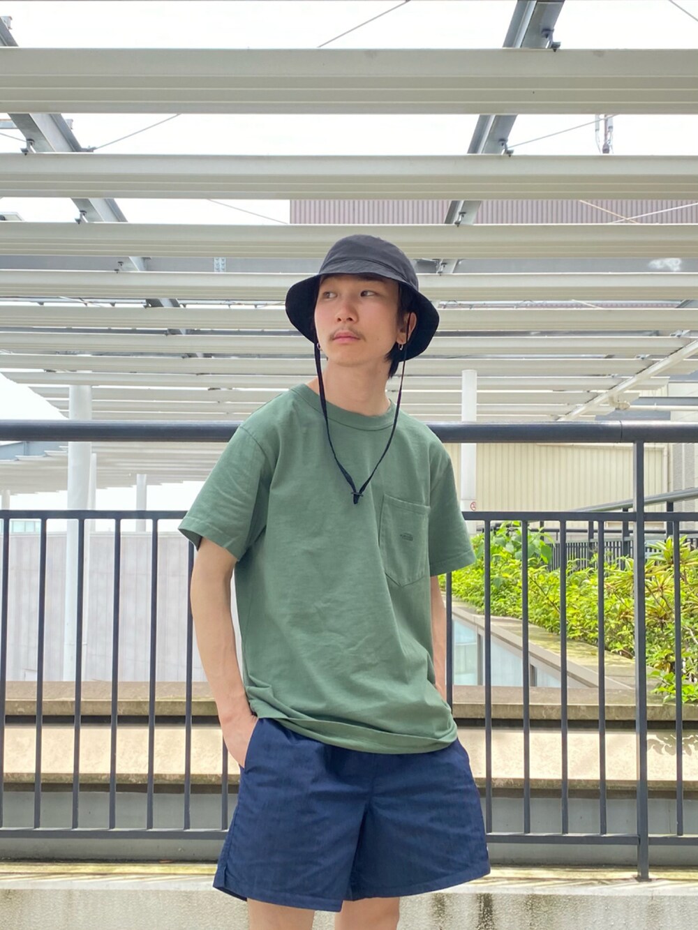 ブルー系のその他パンツ、ブルー系のシャツ/ブラウスを着用したメンズの春コーディネートの3枚目の写真