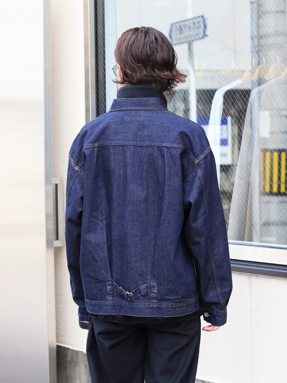 「デニムジャケット、フリース、ハイネック、ワントーンコーデ、シンプルコーデ、marka、マーカ、オーバーサイズ」｜「markaのmarka / マーカ：DENIM JACKET TYPE-1 - 12oz cotton denim -：M21C-01BL02C[COR]（デニムジャケット、ブルー系）」を使った、ARKnets STAFFさん（メンズ・173cm）の秋コーディネートの3枚目の写真
