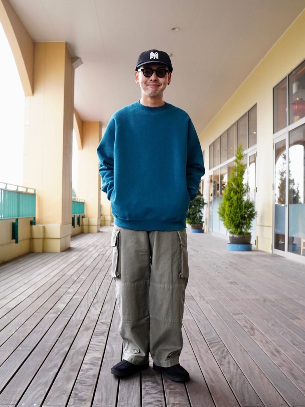 グリーン系のカーゴパンツを着用したメンズの冬コーディネートの2枚目の写真