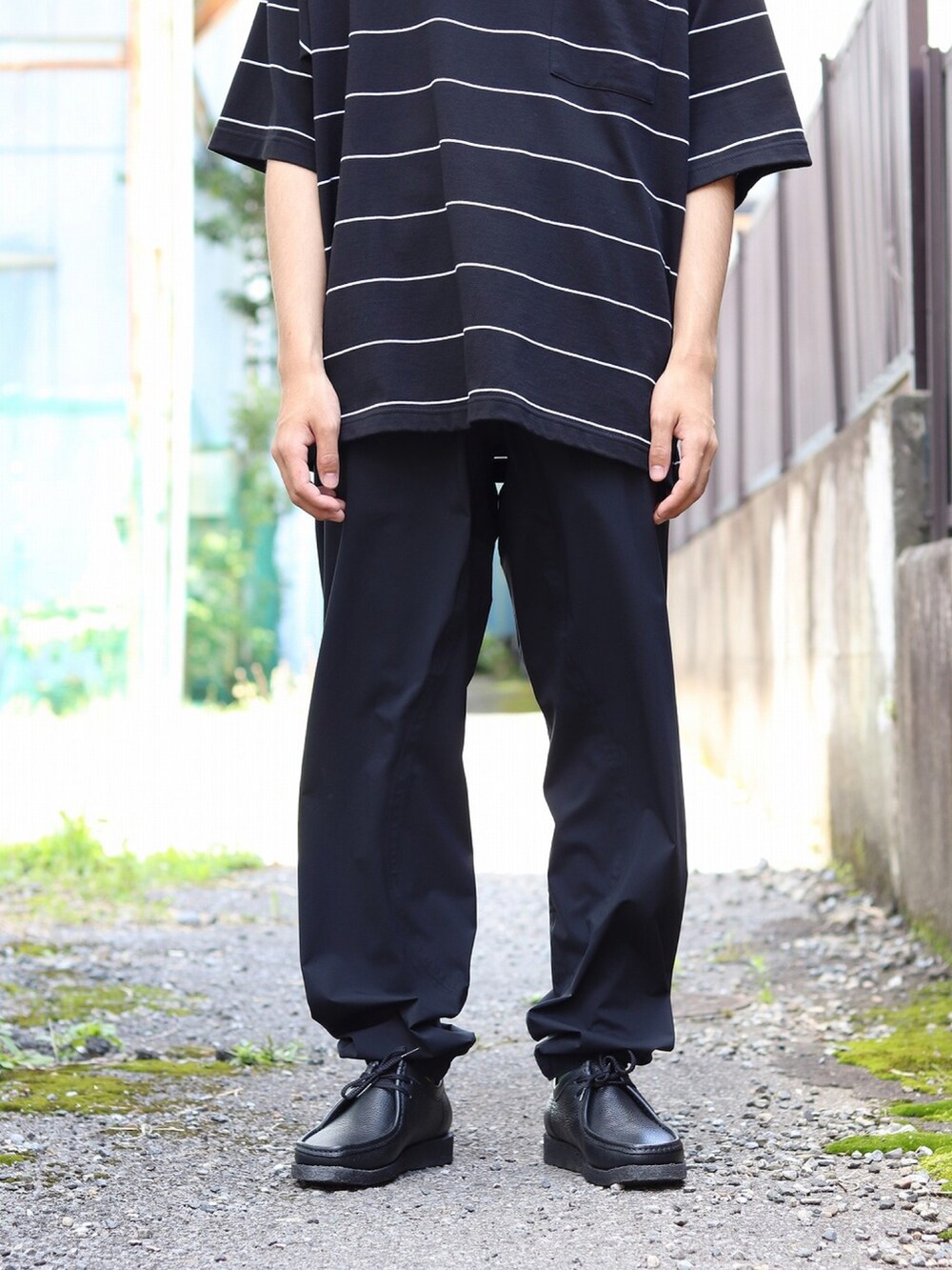 ブラック系のTシャツ/カットソー、ブラック系のその他パンツを着用したメンズの夏コーディネートの3枚目の写真