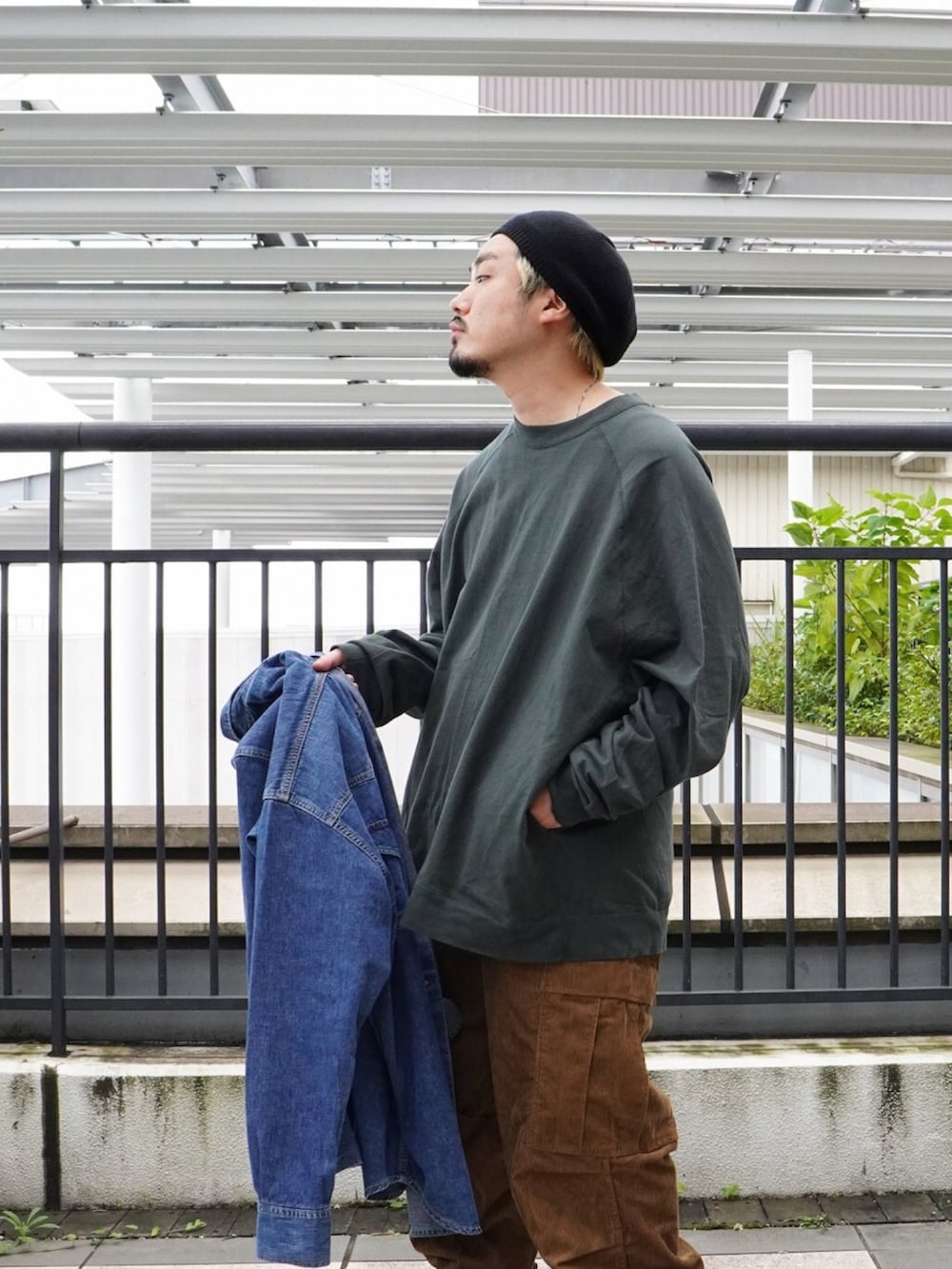 ブルー系のシャツ/ブラウス、ブラウン系のカーゴパンツ、グリーン系のTシャツ/カットソーを着用したメンズの冬コーディネートの3枚目の写真