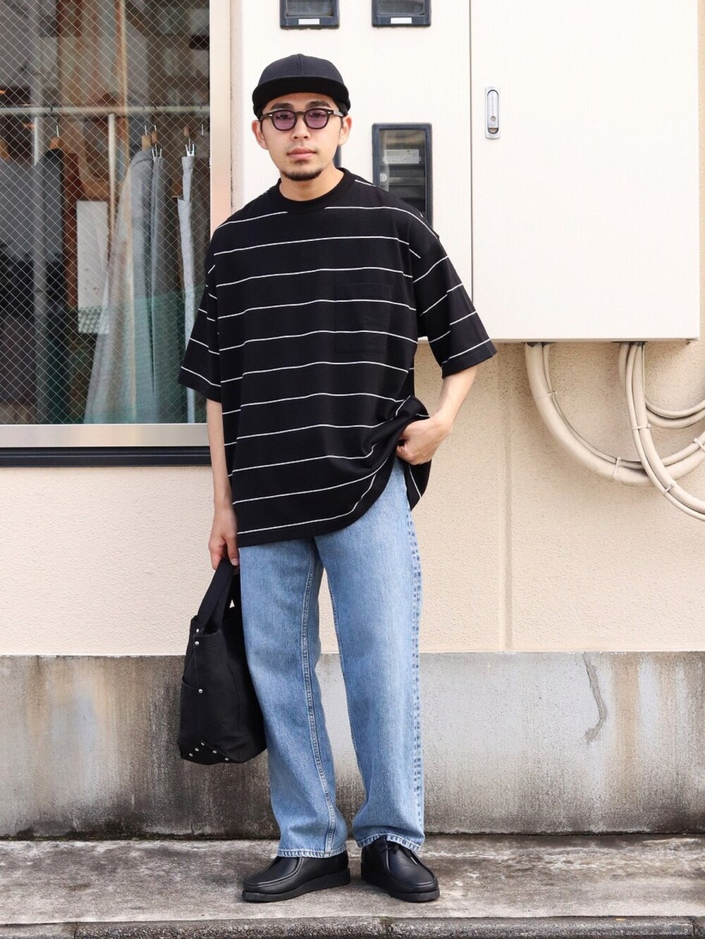 ベージュ系のシャツ/ブラウス、ブラック系のTシャツ/カットソー、ブルー系のデニムパンツを着用したメンズの春コーディネートの3枚目の写真