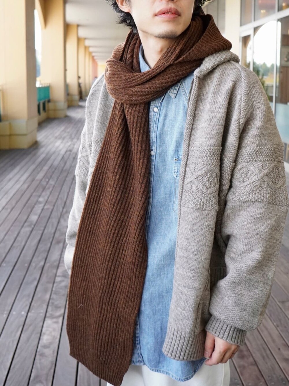 ベージュ系のカーディガン/ボレロ、ブルー系のシャツ/ブラウス、ホワイト系のスウェットパンツを着用したメンズの秋コーディネートの4枚目の写真