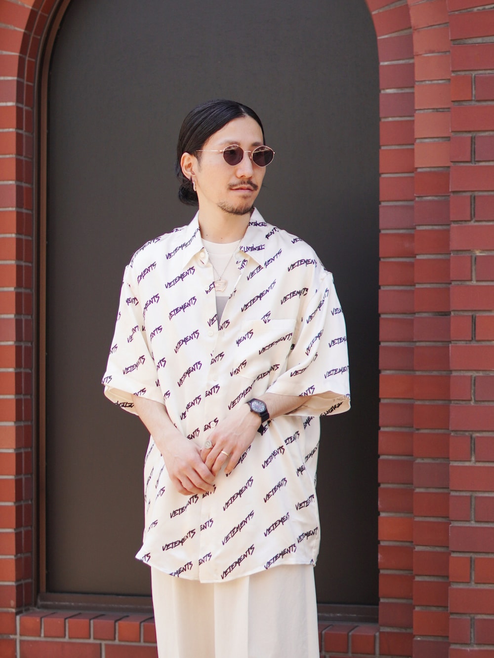 「vetments、ヴェトモン、ARKnets、春夏コーデ」｜「VETEMENTSのVETEMENTS / ヴェトモン：MONOGRAM FLUID SHIRT：UE52SH260[RIP]（シャツ/ブラウス、ホワイト系）」を使った、ARKnets STAFFさん（メンズ・165cm）の春コーディネートの3枚目の写真