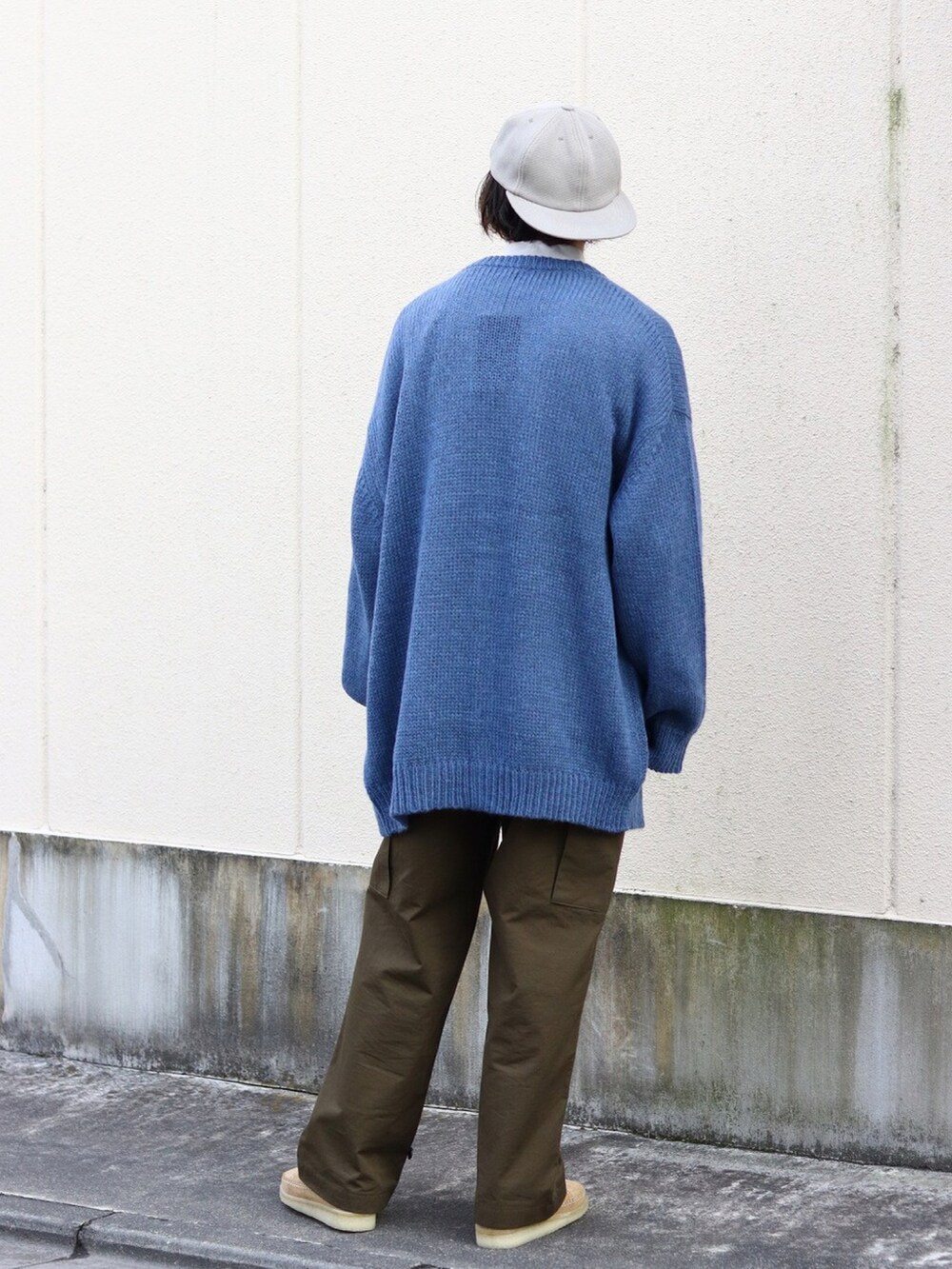 グレー系のニット/セーター、ブラック系のカーゴパンツ、ブルー系のカーディガン/ボレロを着用したメンズの冬コーディネートの3枚目の写真