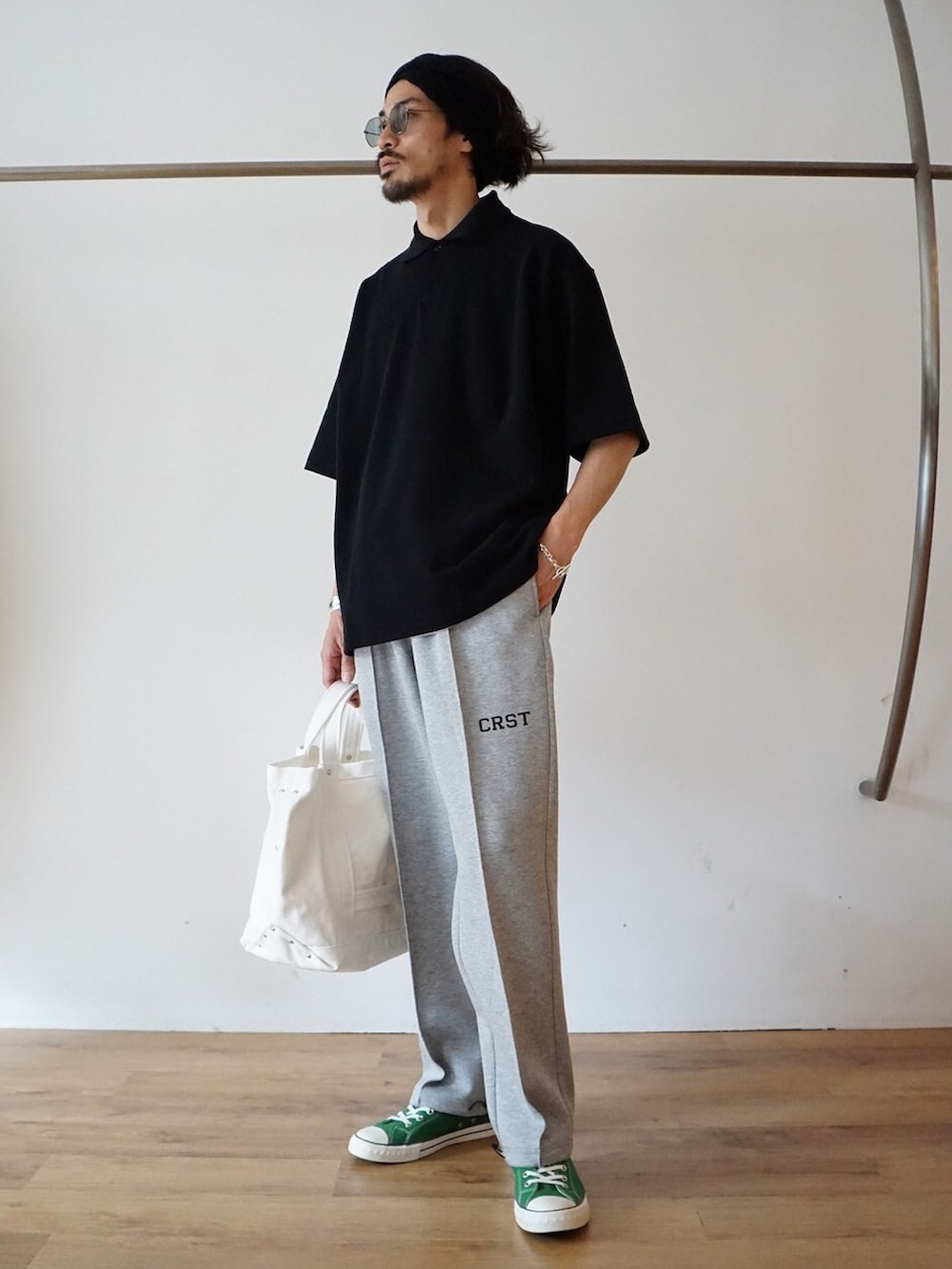 ブラック系のポロシャツ、グリーン系のシャツ/ブラウス、グレー系のスウェットパンツを着用したメンズの春コーディネートの3枚目の写真
