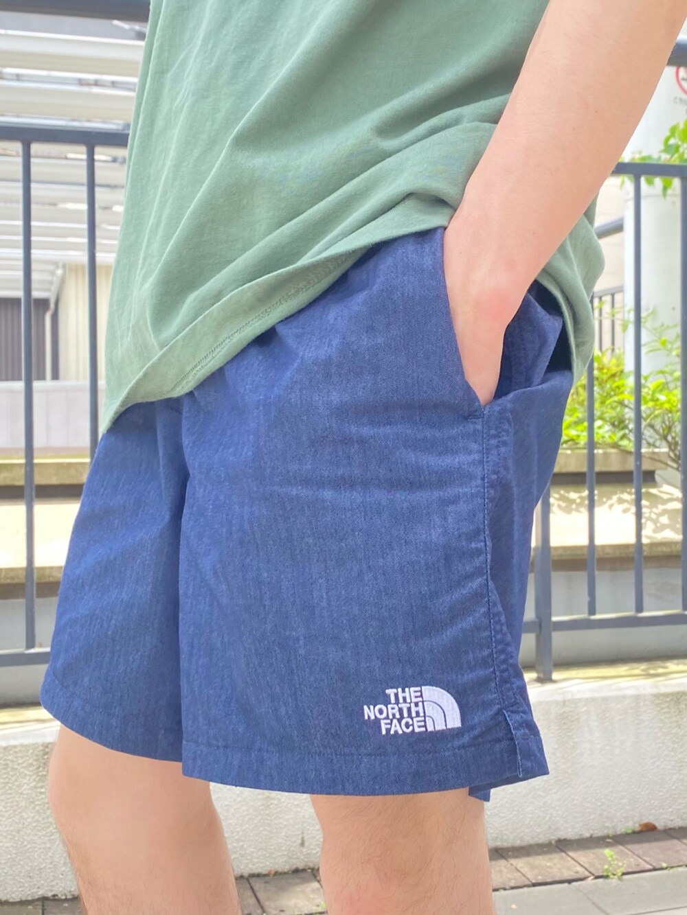 ブルー系のその他パンツ、ブルー系のシャツ/ブラウスを着用したメンズの春コーディネートの5枚目の写真