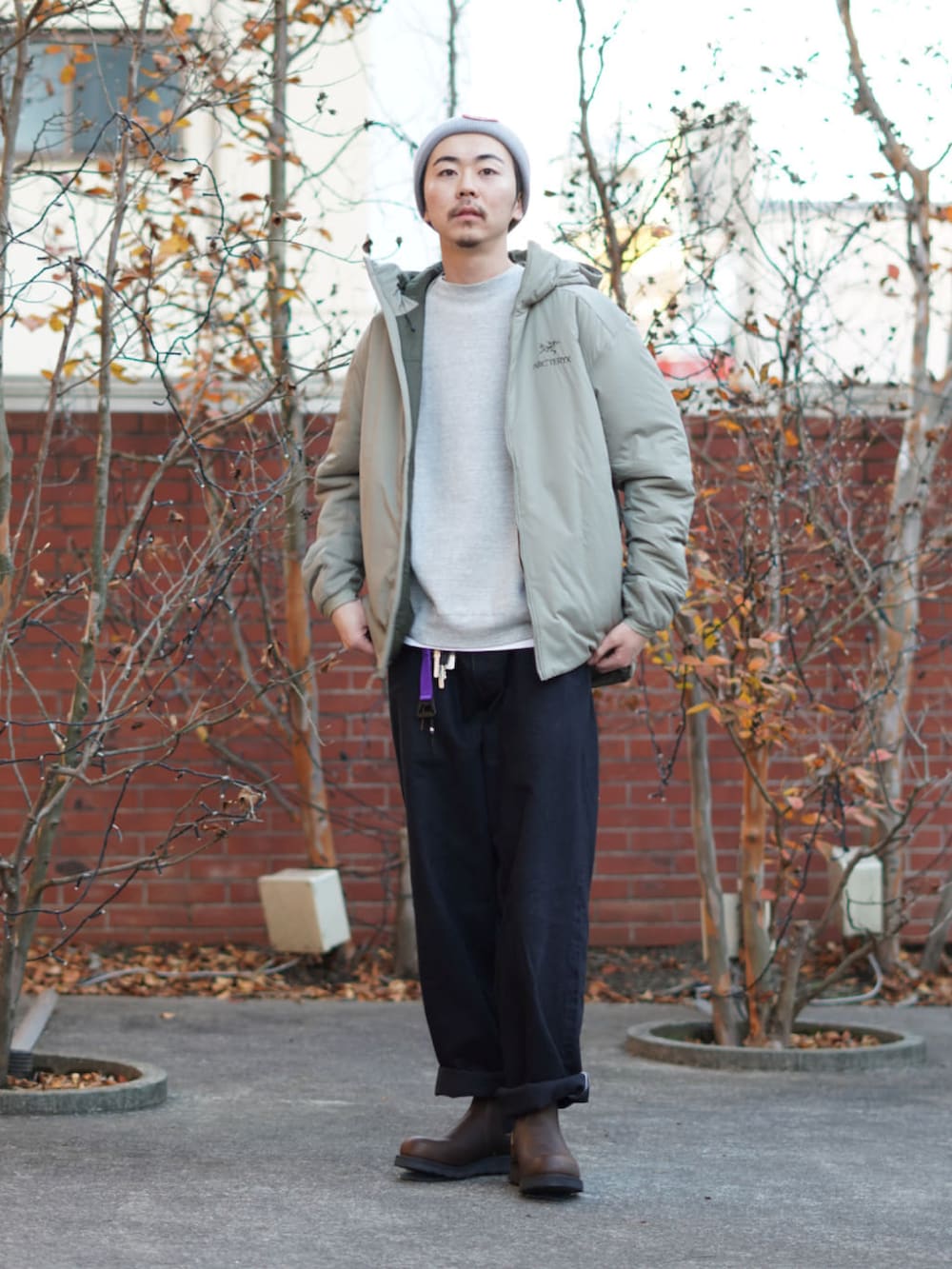 「スウェット、デニム、モッズコート、ニット帽、スニーカーコーデ、デニムパンツ、RED WING、ブラックデニム、オトナカジュアル、REMI RELIEF NAVY LABEL、REMI RELIEF、Buzz Rickson、ARC'TERYX、CIOTA」|「Buzz Rickson'sのアイテム(モッズコート、グリーン系)」を使った、ARKnets STAFFさん(メンズ・178cm)の冬コーディネートの2枚目の写真