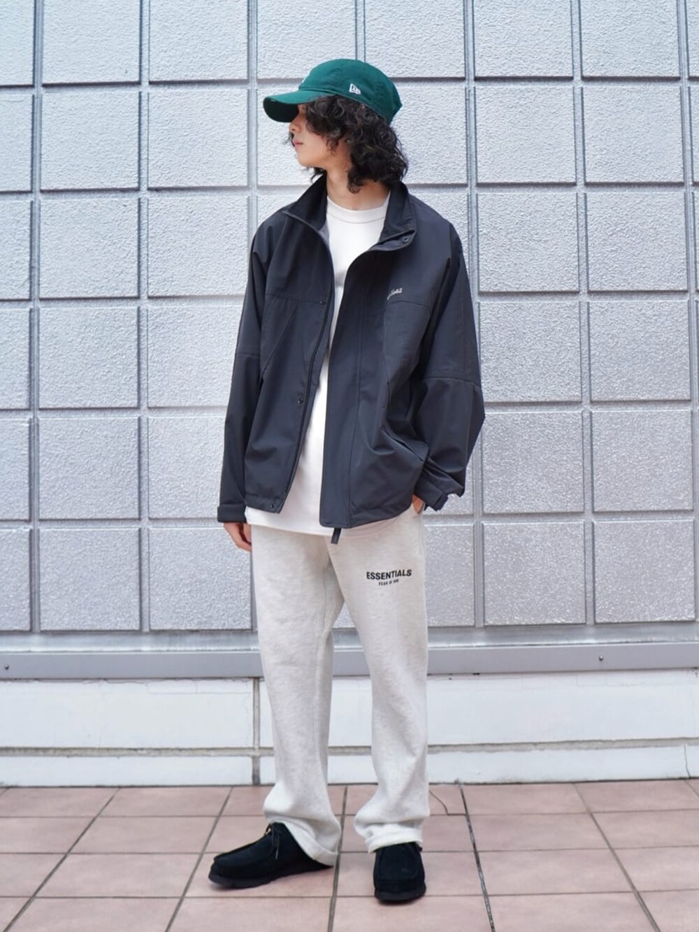 ホワイト系のTシャツ/カットソー、ホワイト系のスウェットパンツ、グリーン系のキャップを着用したメンズの夏コーディネートの2枚目の写真