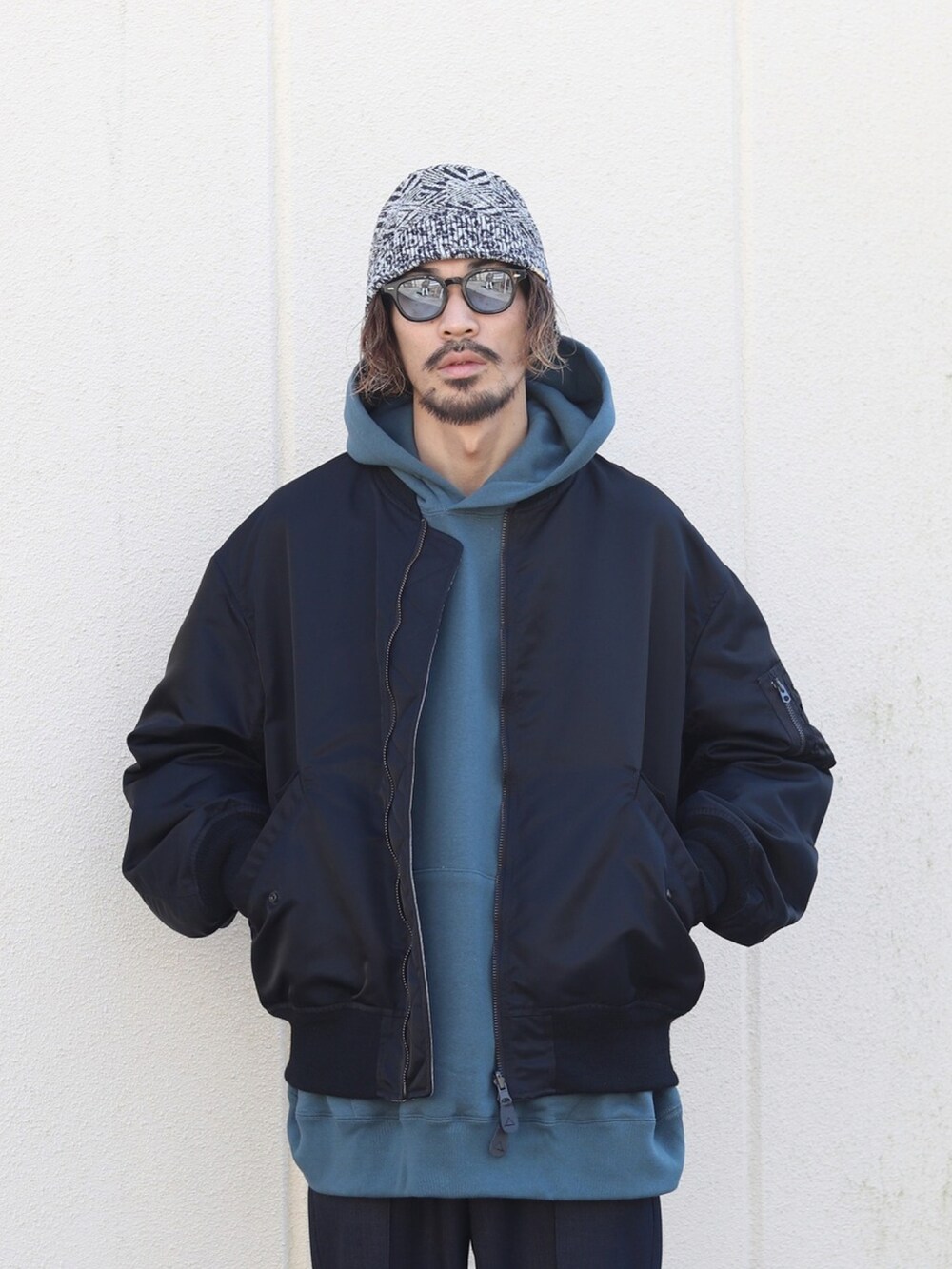 「春服コーデ、休日コーデ、リラックススタイル、リバーシブル、ブルゾン、ミリタリージャケット、パーカー、デニム、スラックス、marka、２ＷＡＹ」｜「markaのmarka / マーカ：L-2B - recycle nylon twill -：M23A-05BL01C[COR]（ミリタリージャケット、ブラック系）」を使った、ARKnets STAFFさん（メンズ・175cm）の春コーディネートの2枚目の写真
