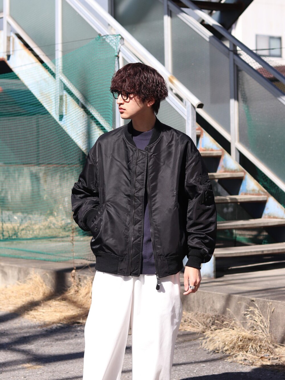 「春服コーデ、休日コーデ、ジャケット、ブルゾン、ワイドパンツ、スウェット、ミリタリージャケット、marka」｜「markaのmarka / マーカ：L-2B - recycle nylon twill -：M23A-05BL01C[COR]（ミリタリージャケット、ブラック系）」を使った、ARKnets STAFFさん（メンズ・181cm）の春コーディネートの2枚目の写真