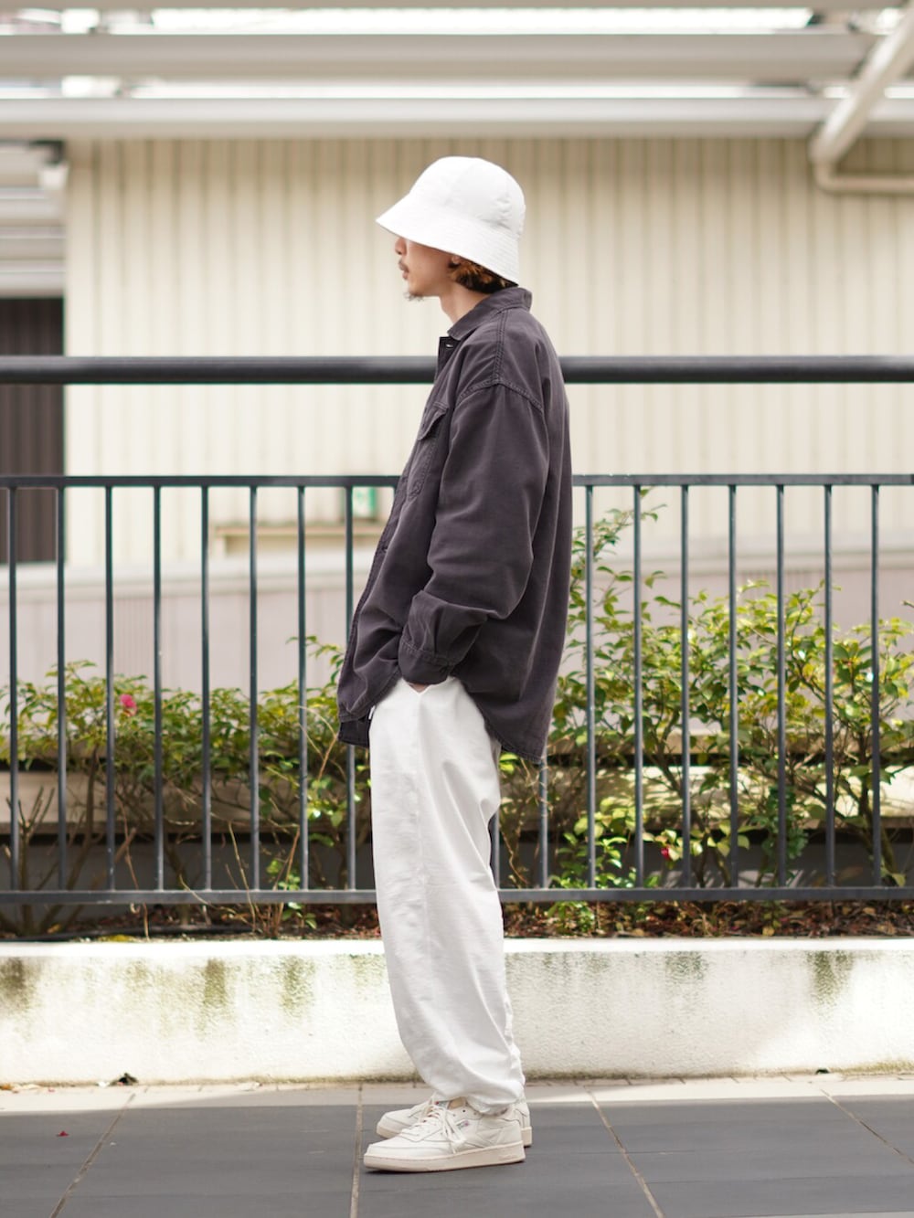 グレー系のシャツ/ブラウスを着用したメンズの春コーディネートの2枚目の写真