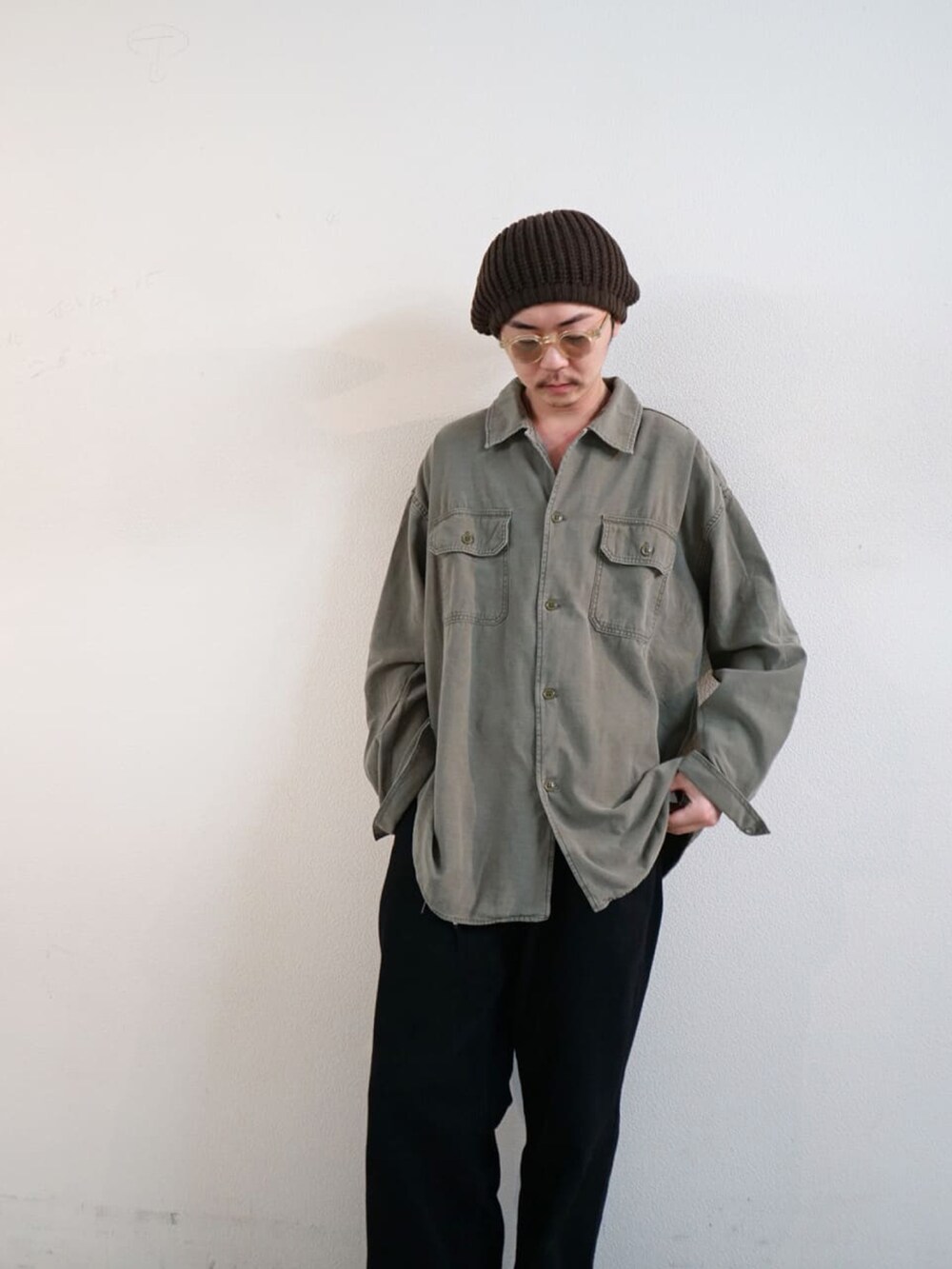ブラック系のデニムパンツ、ベージュ系のサンダル、グレー系のシャツ/ブラウスを着用したメンズの春コーディネートの2枚目の写真