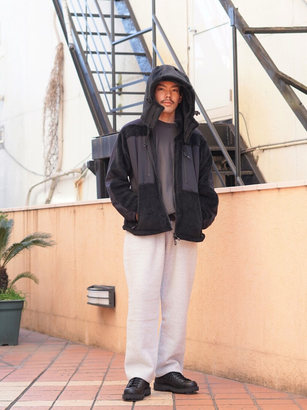 「スウェットパンツ、スウェット、ダウンベスト、REMI RELIEF、キャップ、CAP、ARC'TERYX、Danner、スウェットコーデ、REMI RELIEF NAVY LABEL」｜「ARC'TERYXのアイテム（キャップ、ブラック系）」を使った、ARKnets STAFFさん（メンズ・172cm）の冬コーディネートの4枚目の写真